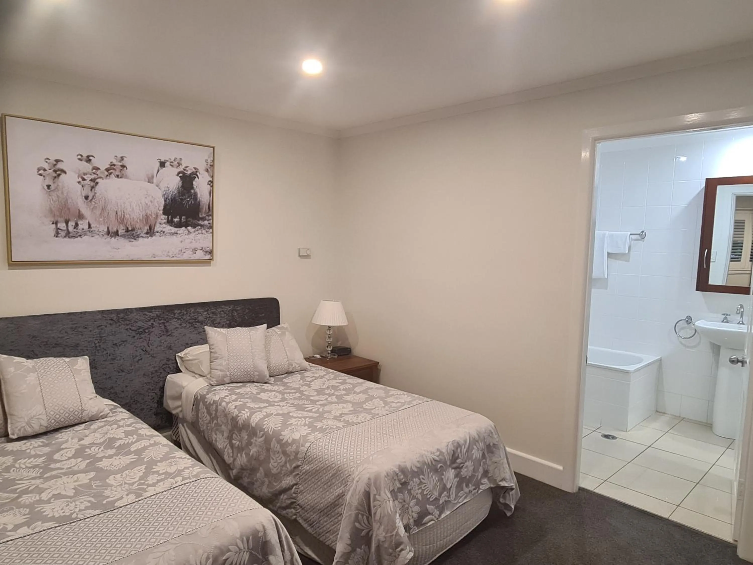 Bedroom, Bed in Moore Park Apartments