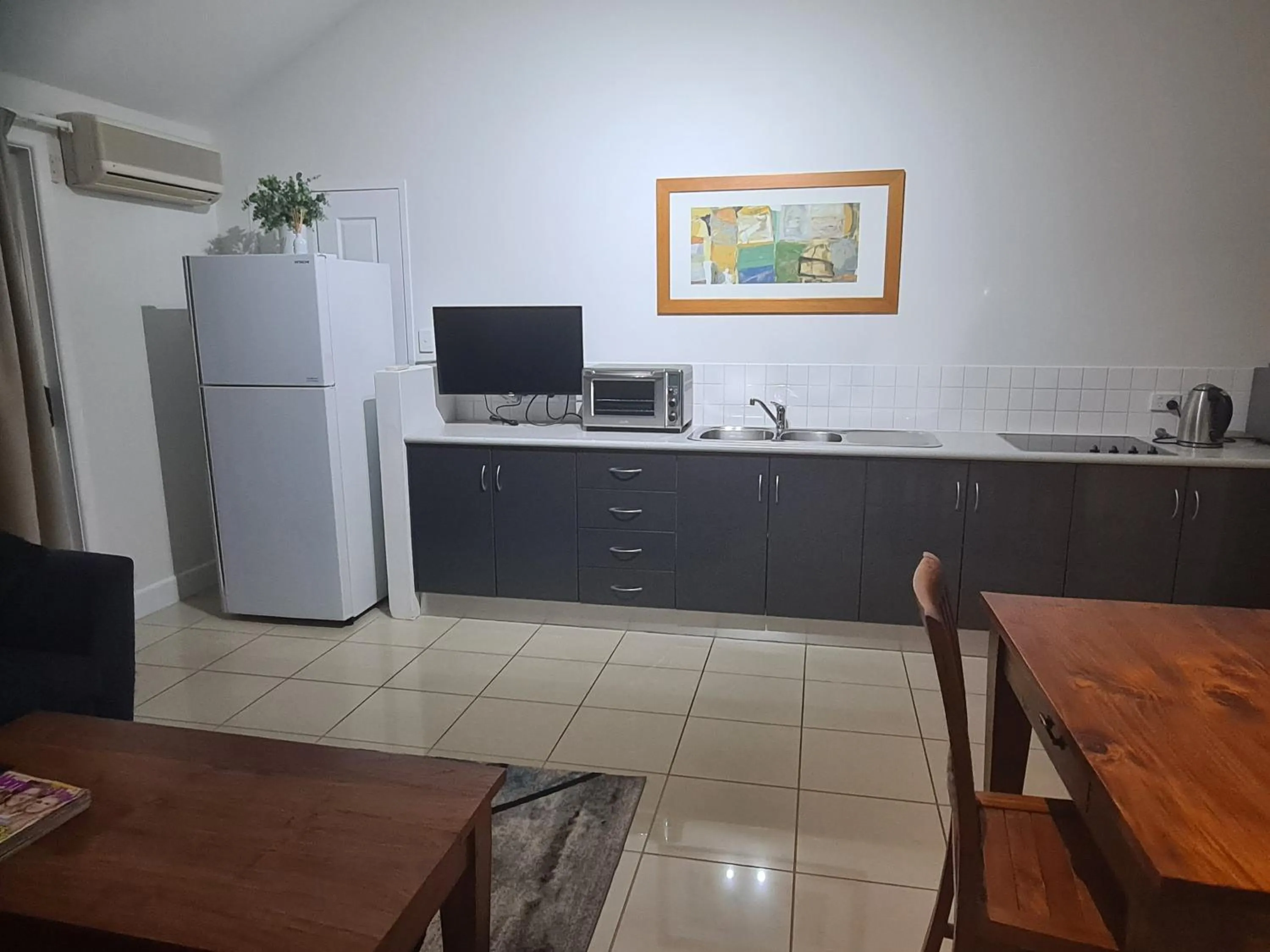 Kitchen or kitchenette in Moore Park Apartments