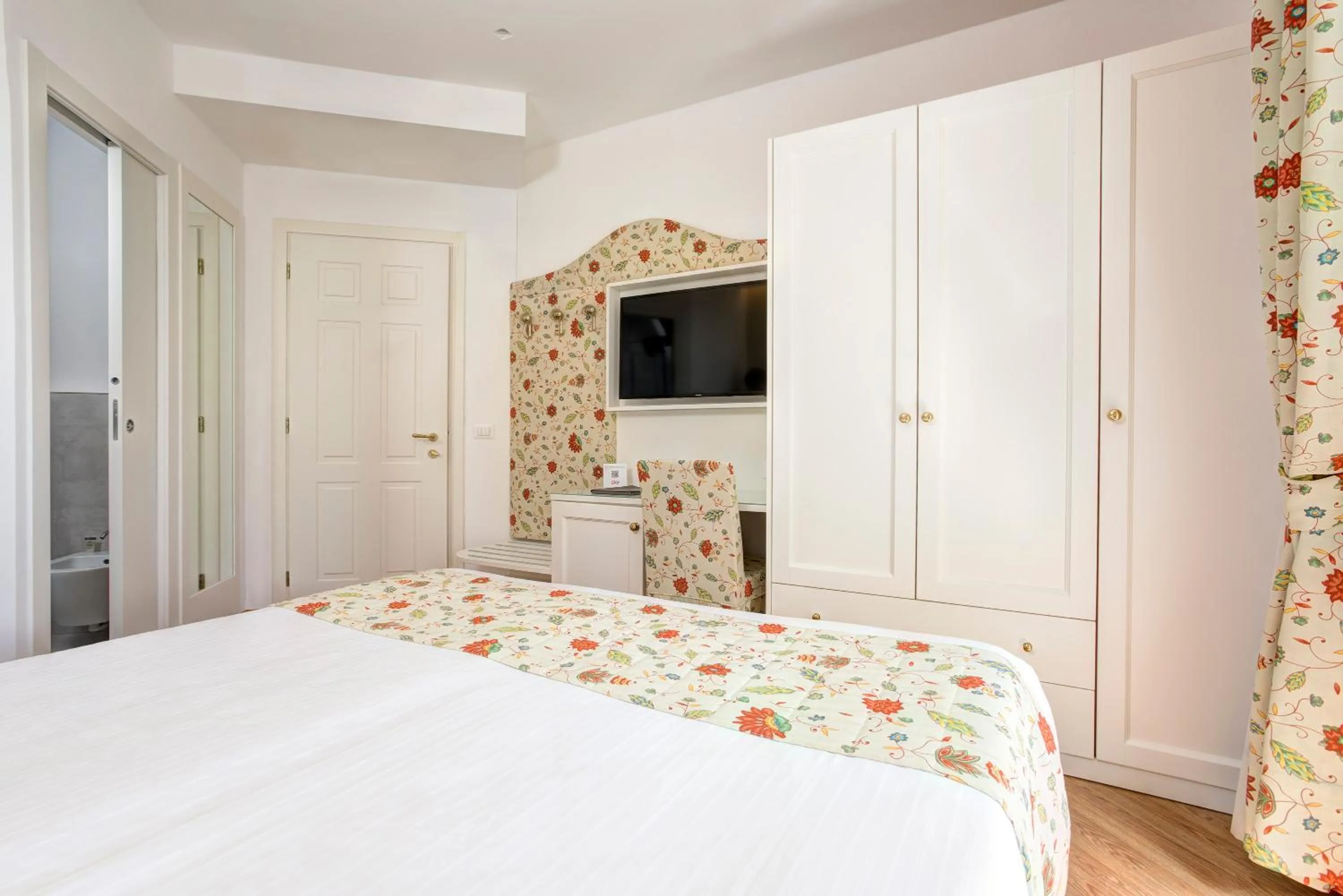 Photo of the whole room, Bed in Hotel Cavalieri Palace & Suites