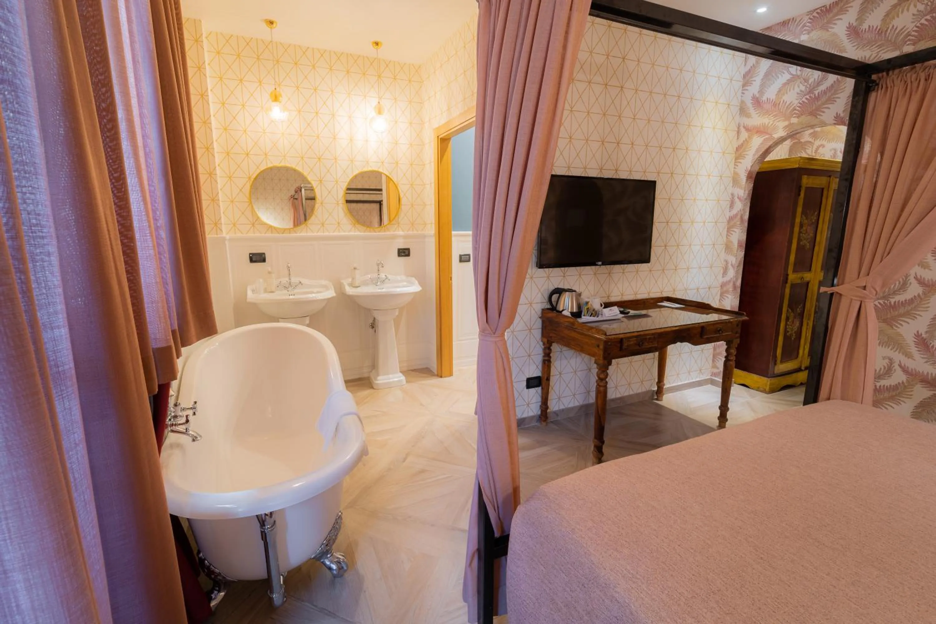 Bath, Bed in Hotel Il Guercino