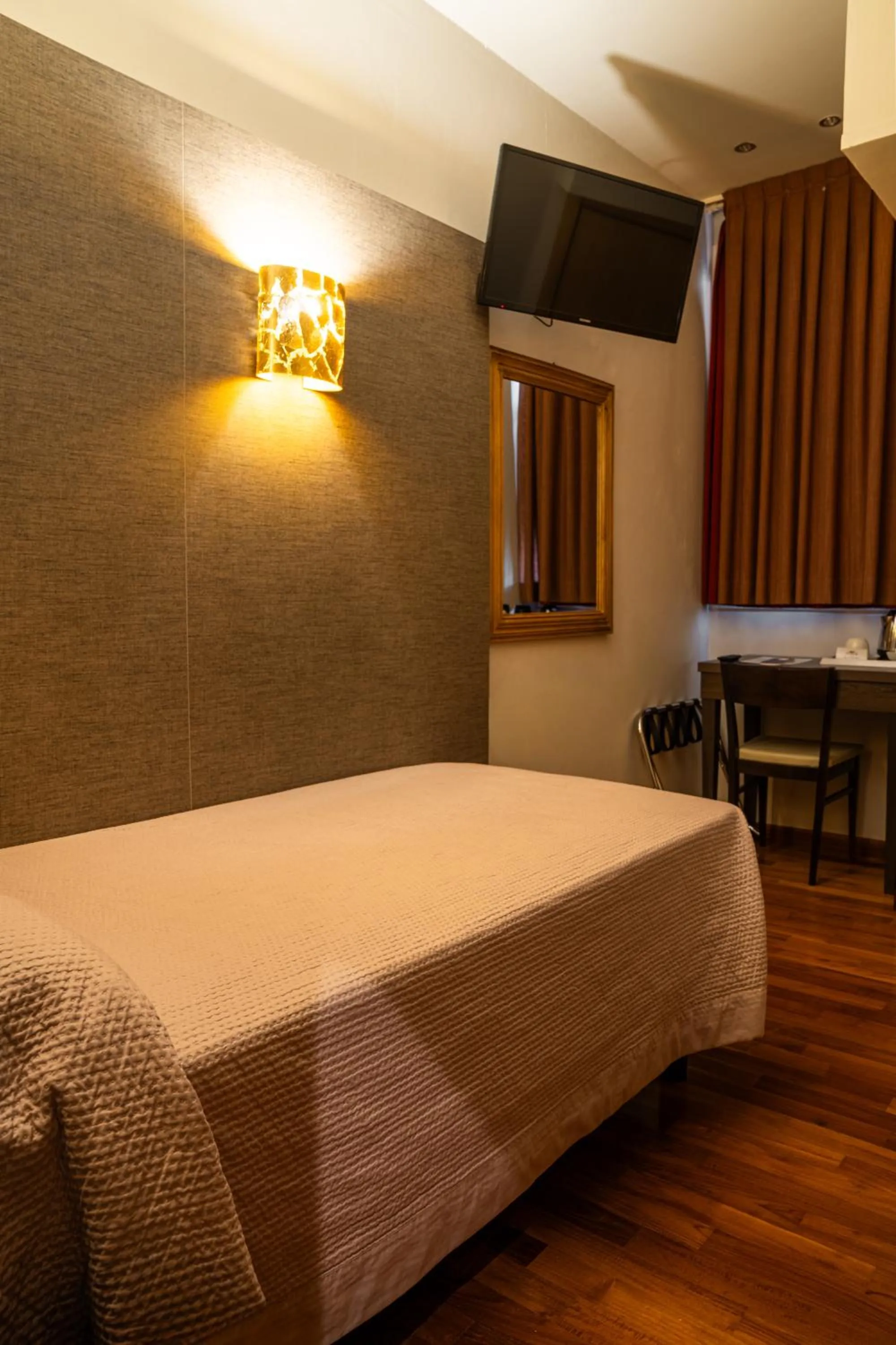 Bed in Hotel Il Guercino