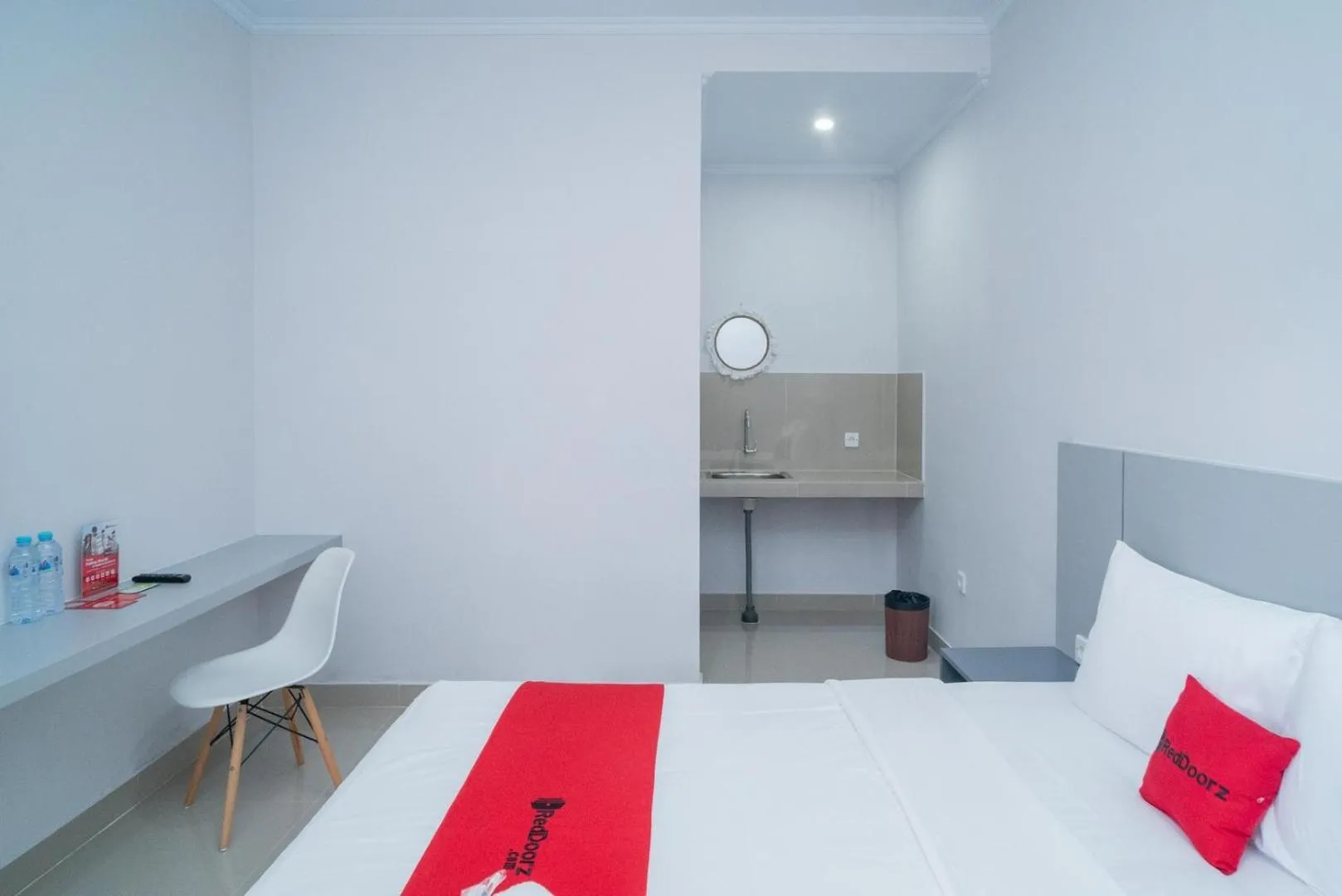 Bedroom, Bed in RedDoorz @ Jalan Gunung Talang Mahendradatta