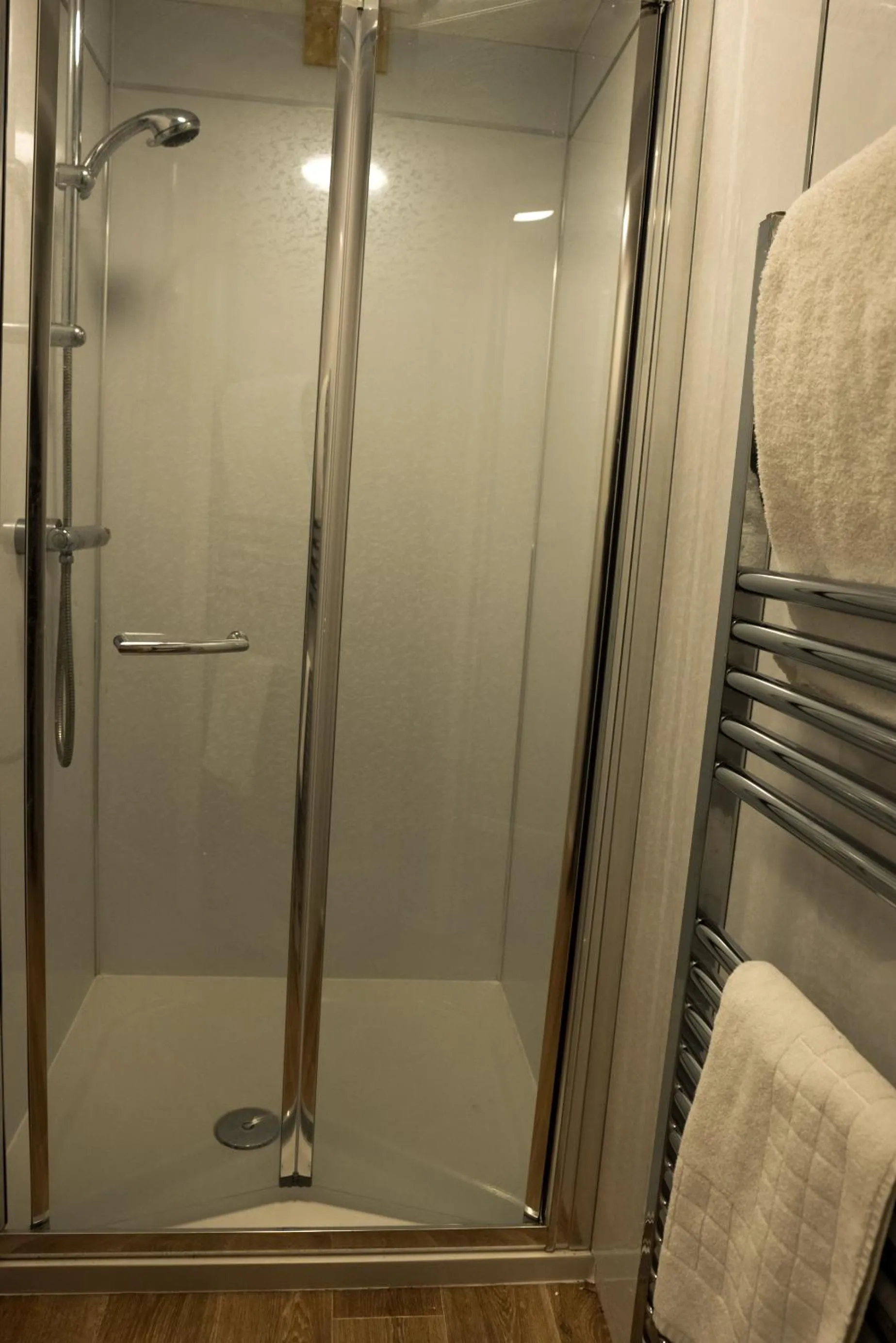 Shower in Walsh's Mill Lodges & Linen House