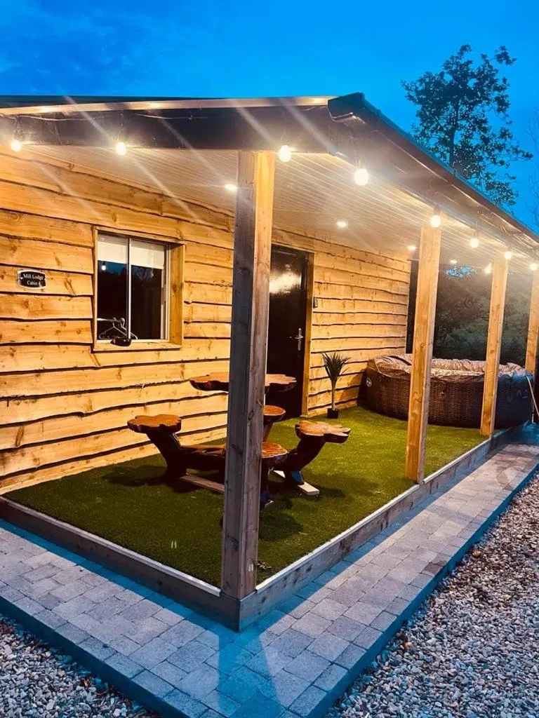 Hot Tub in Walsh's Mill Lodges & Linen House