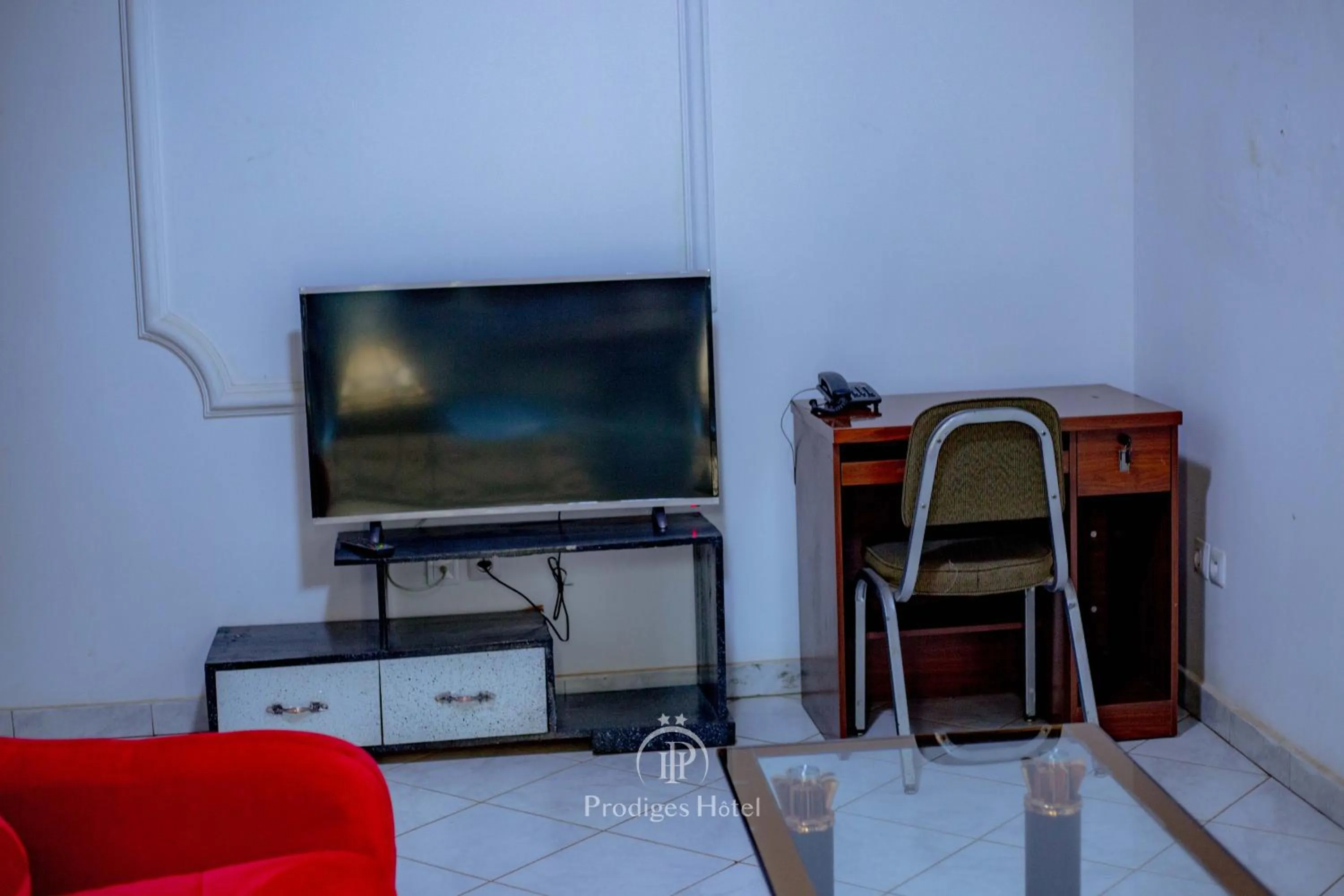 Communal lounge/ TV room in Prodiges Hôtel