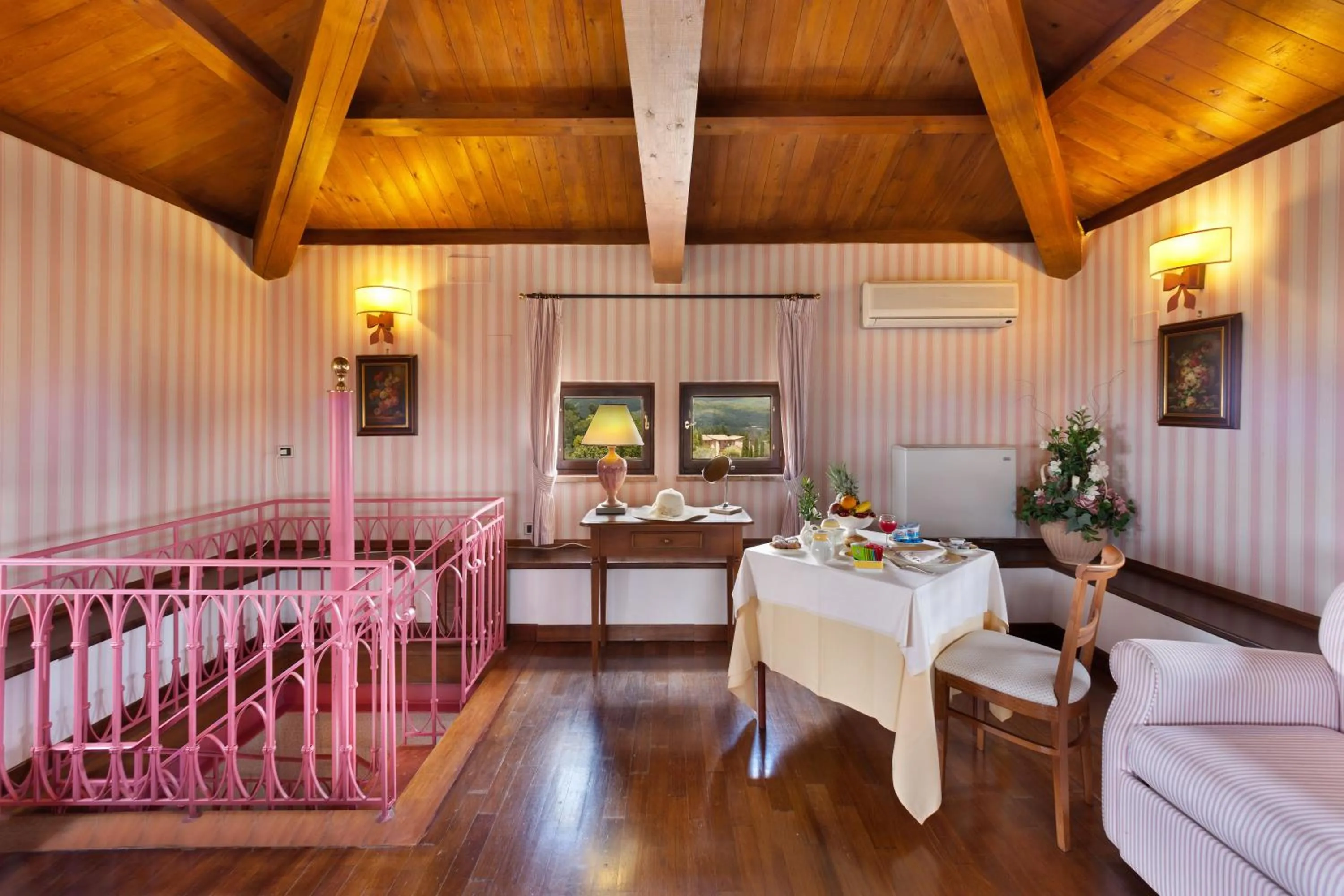 Seating area, Bed in Relais Il Canalicchio Country Resort & SPA