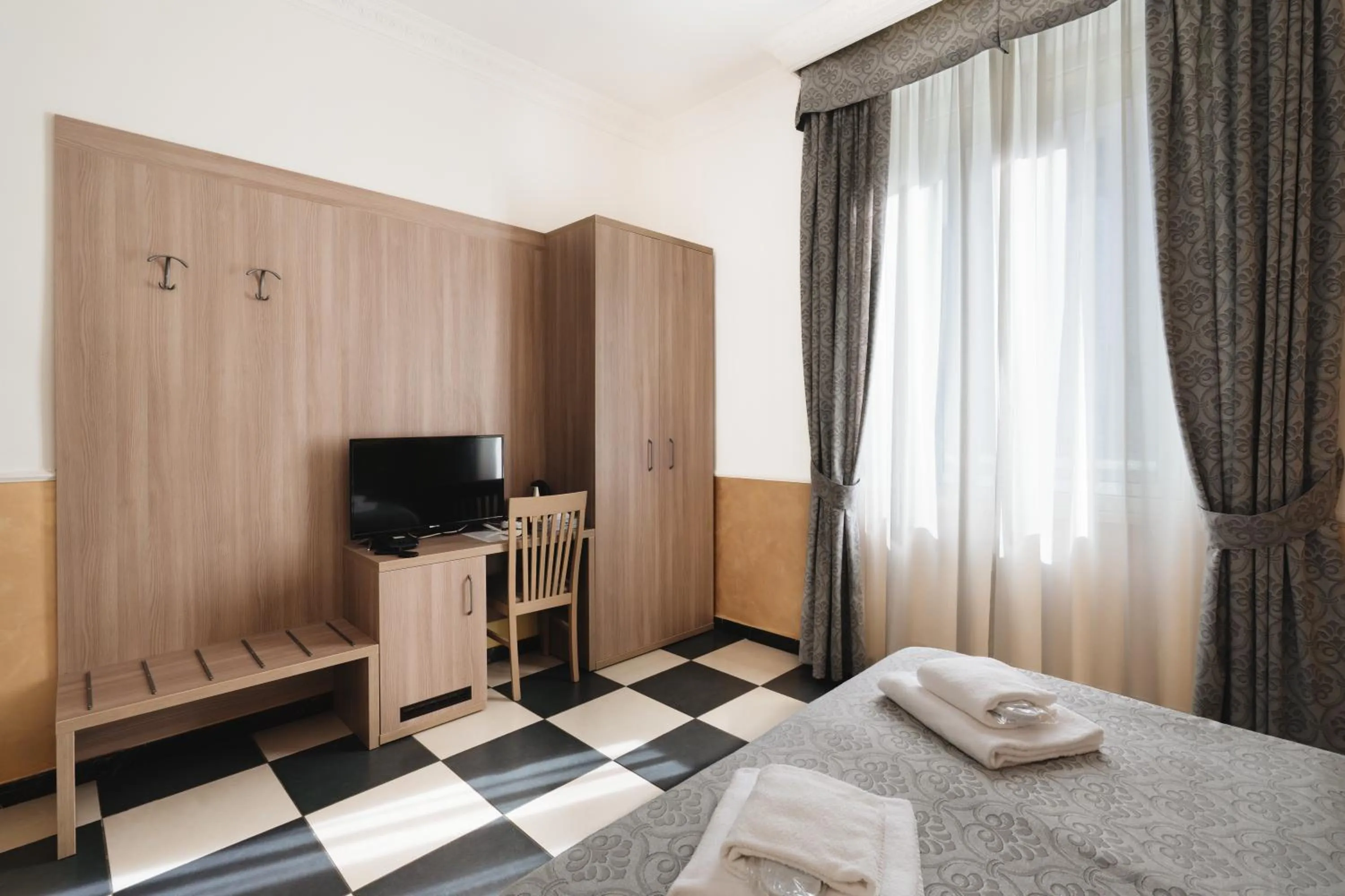 Photo of the whole room, Bed in Hotel Centro Cavour Roma