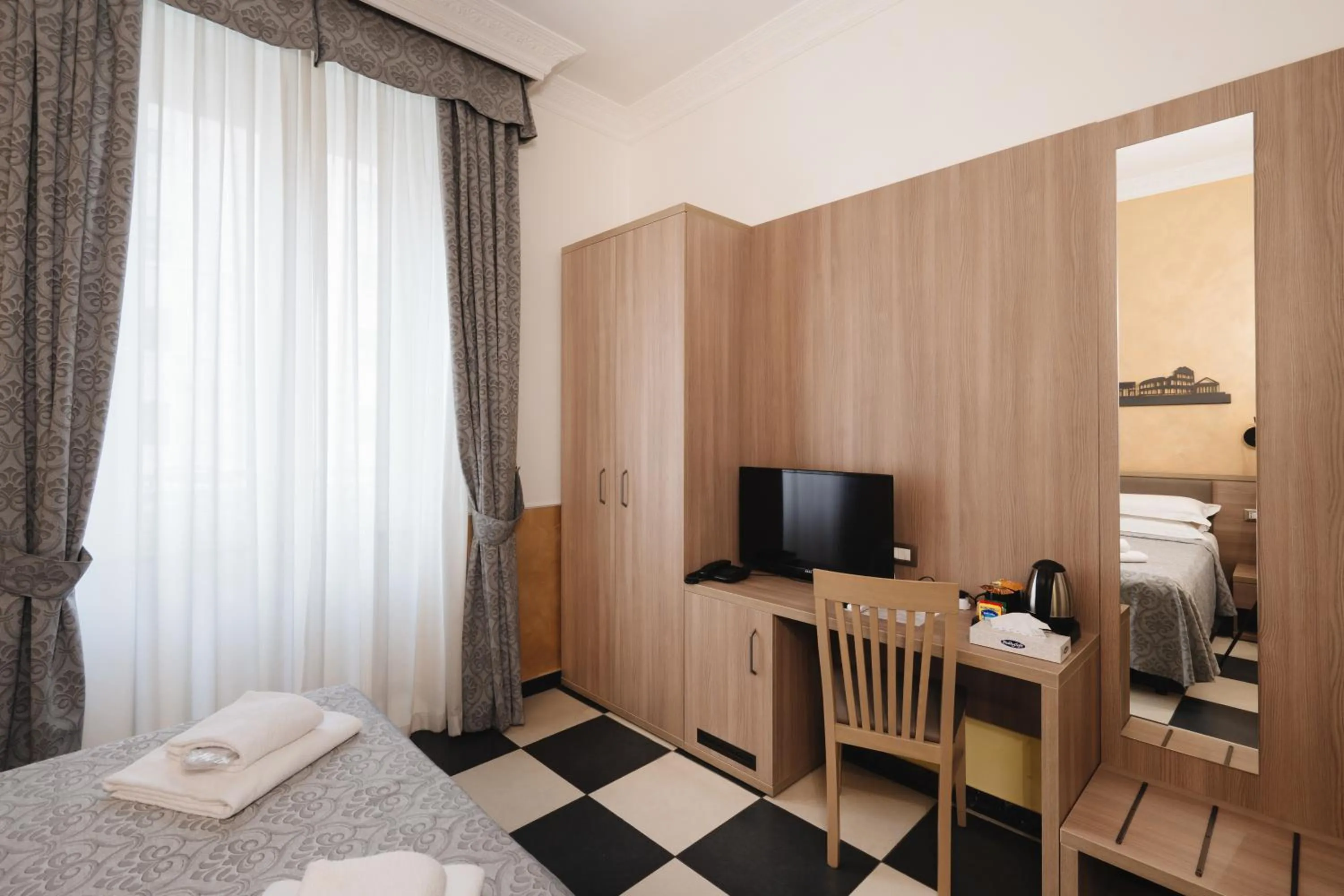 Communal lounge/ TV room, Bed in Hotel Centro Cavour Roma