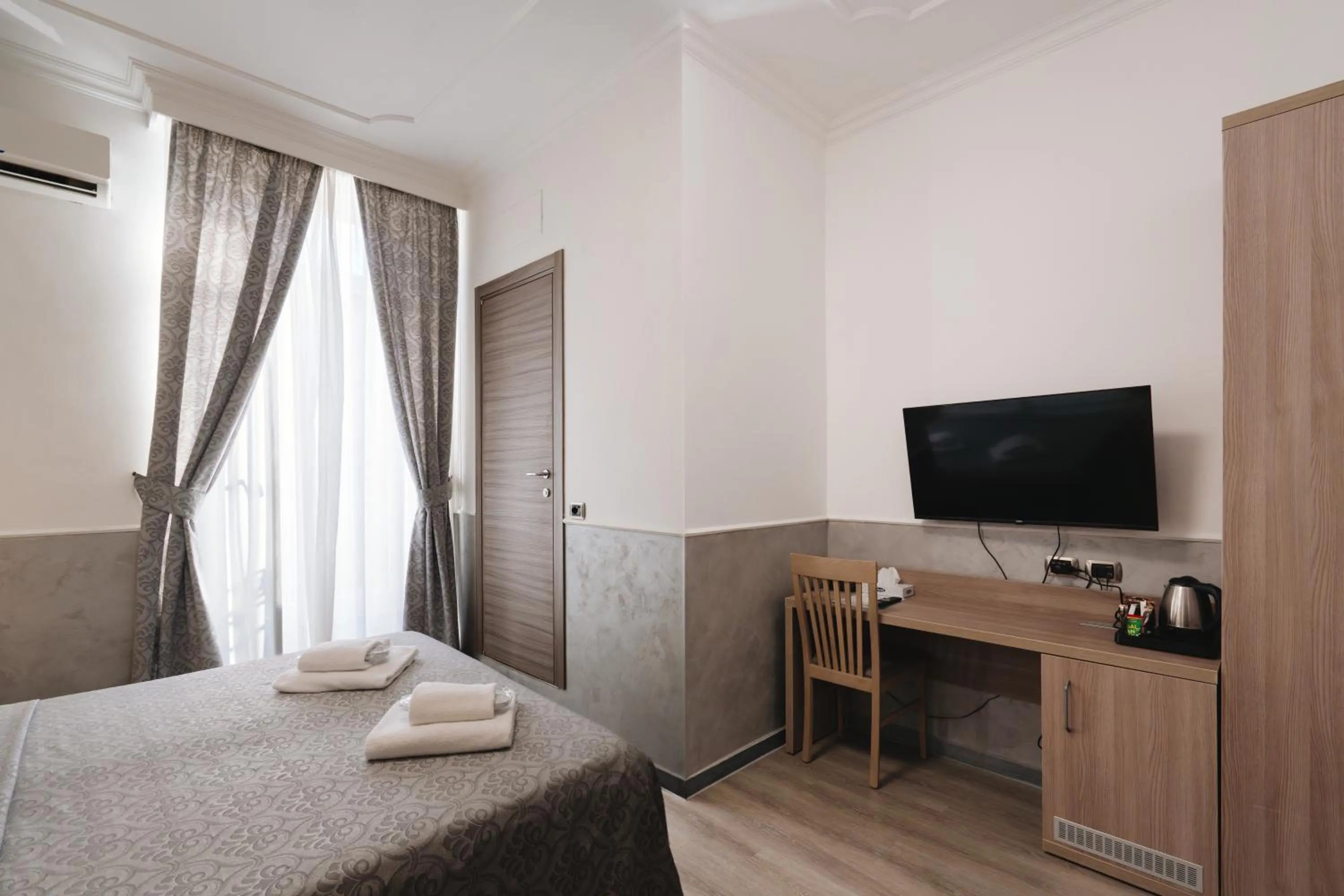 TV and multimedia, Bed in Hotel Centro Cavour Roma