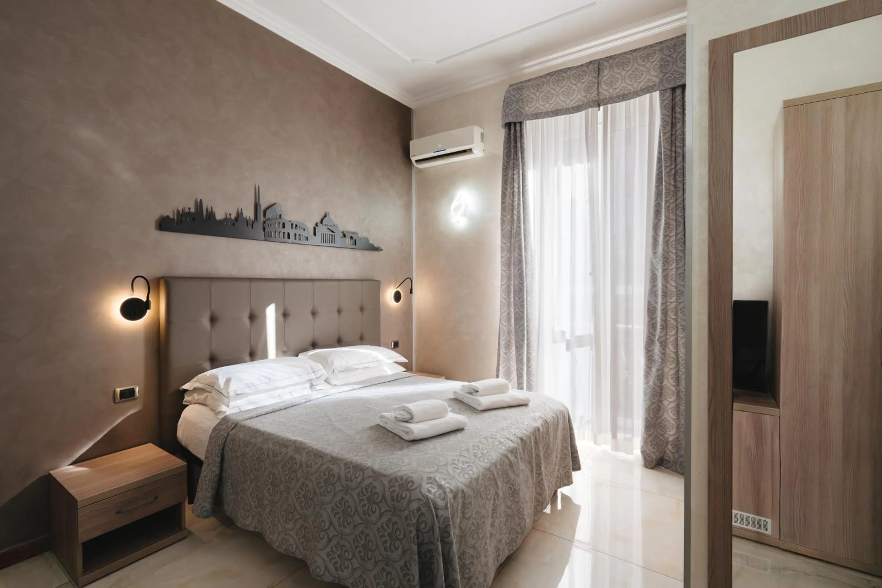 Photo of the whole room, Bed in Hotel Centro Cavour Roma