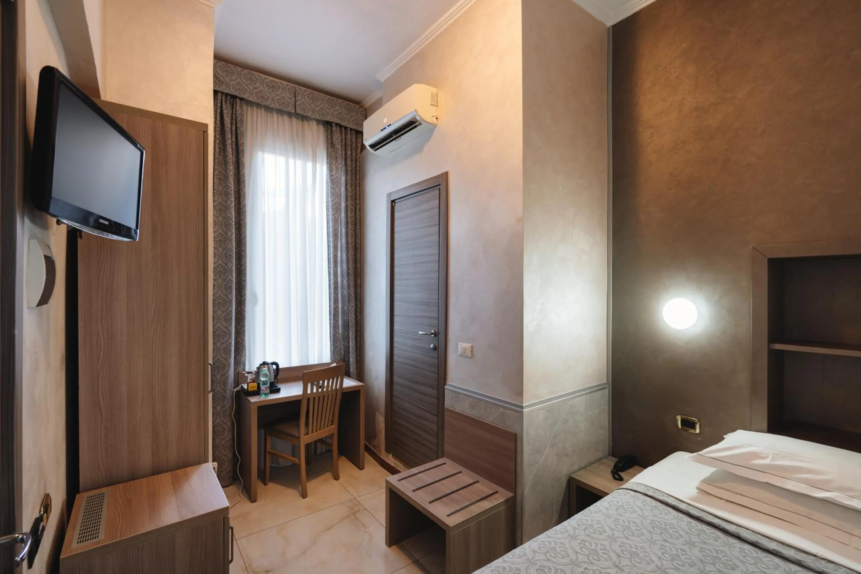 Seating area, Bed in Hotel Centro Cavour Roma