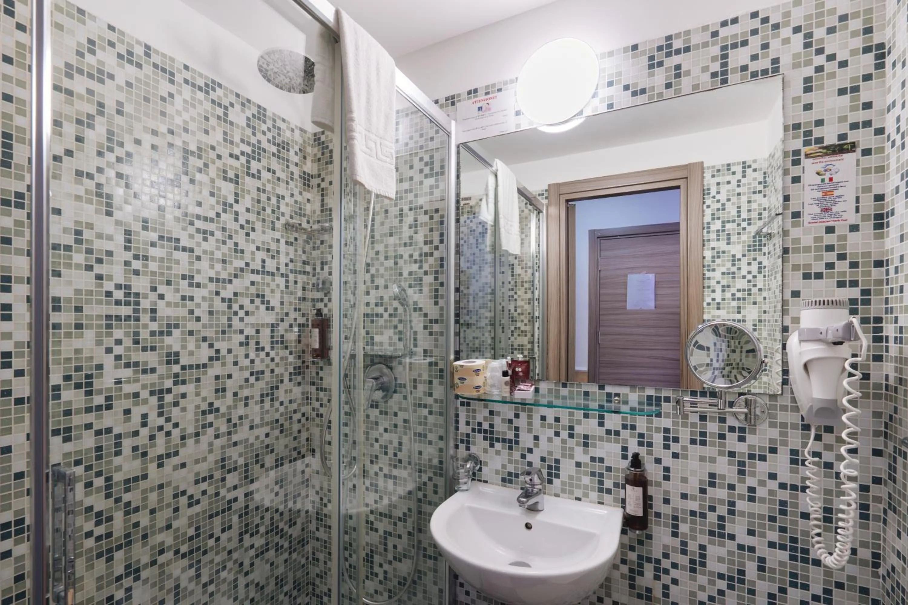 Shower in Hotel Centro Cavour Roma