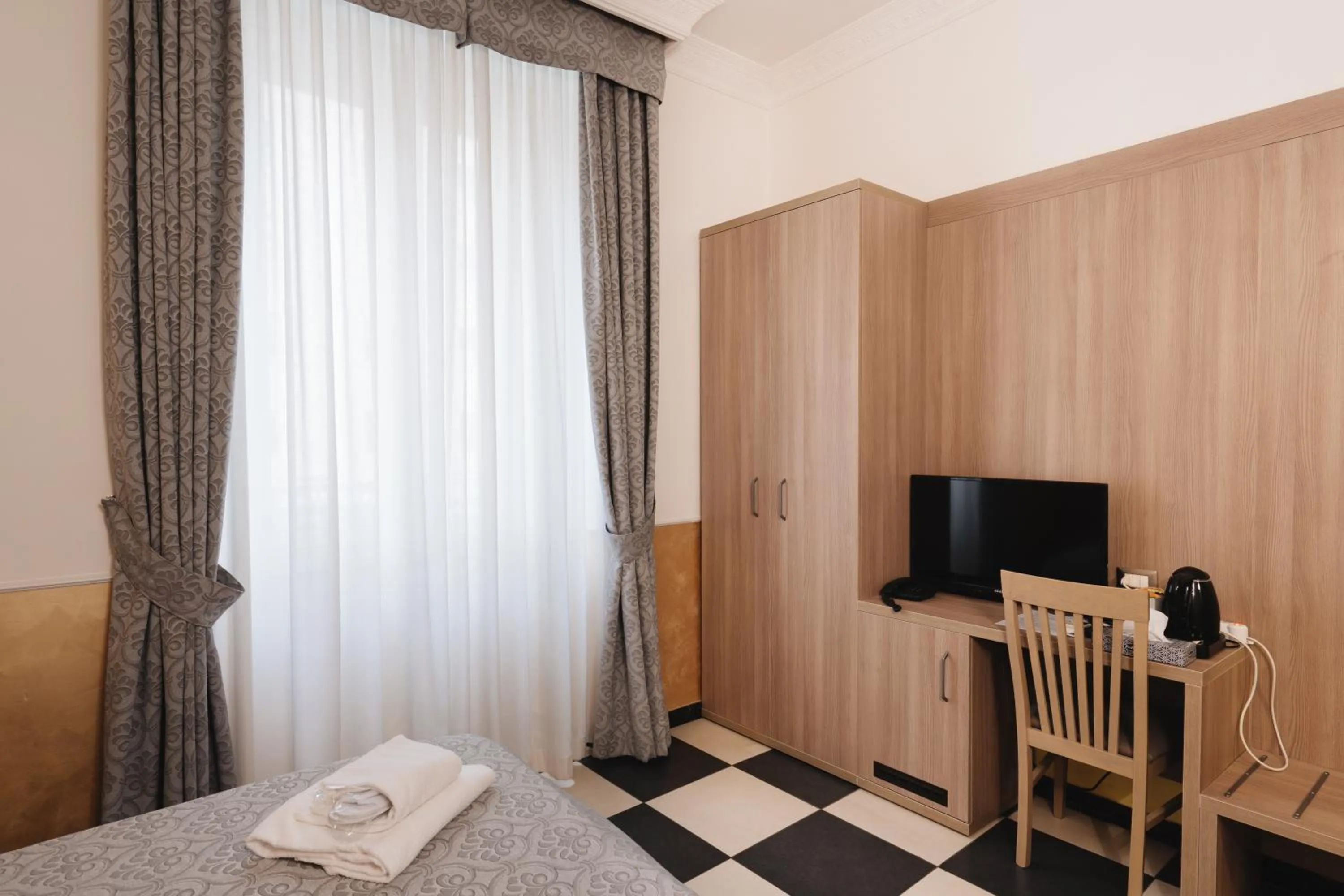 Photo of the whole room, Bed in Hotel Centro Cavour Roma