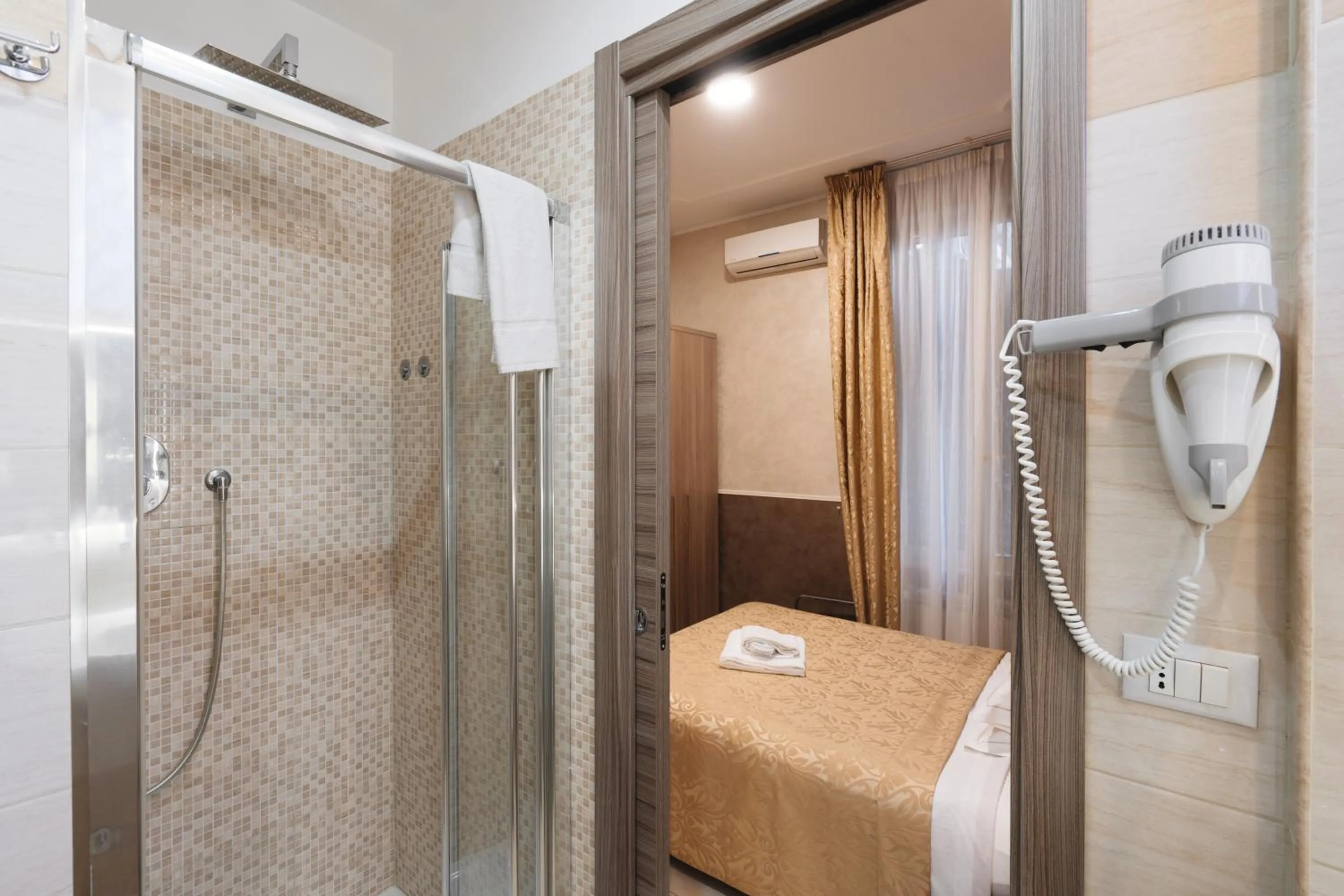 Shower in Hotel Centro Cavour Roma