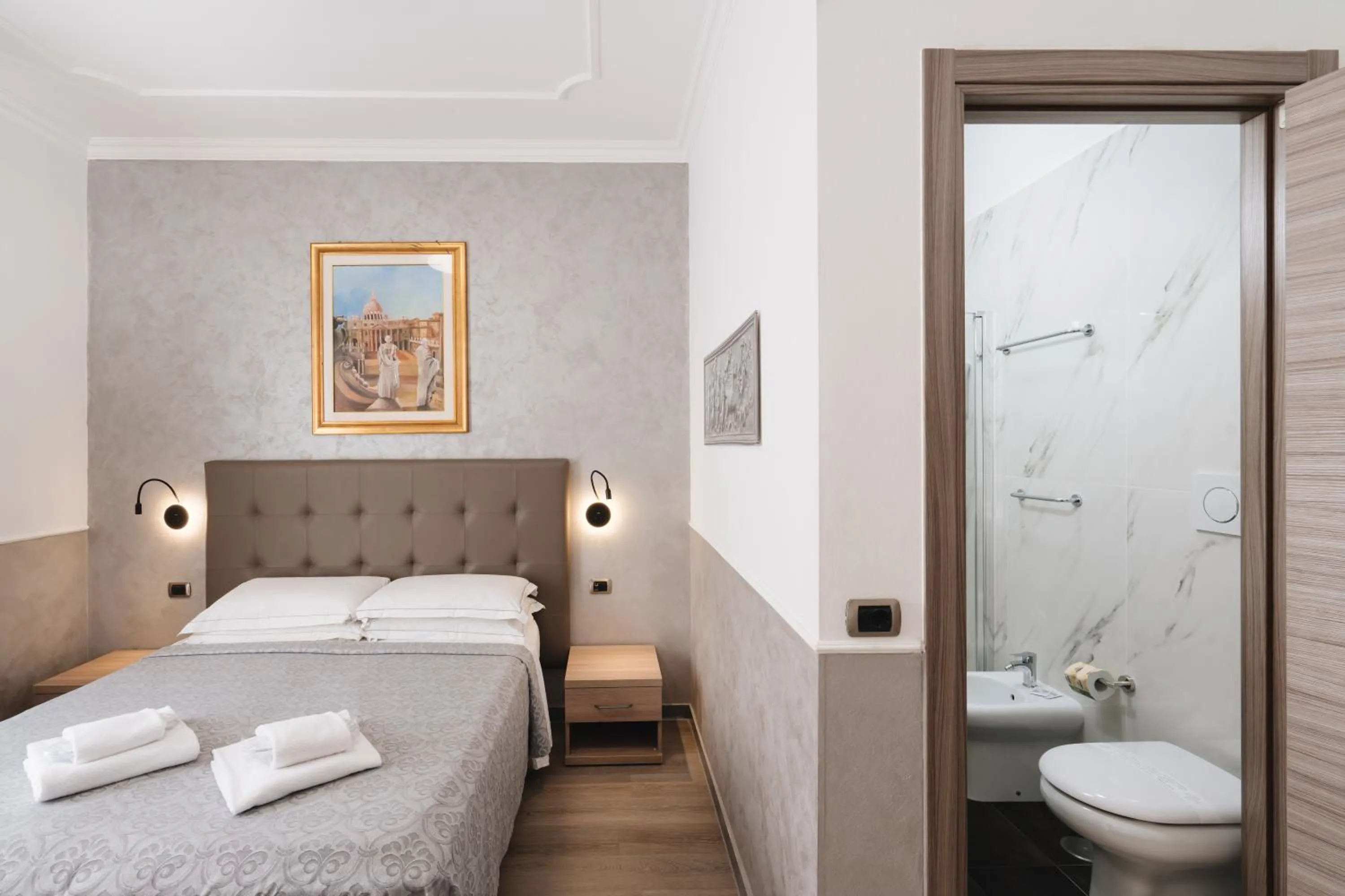 Bathroom, Bed in Hotel Centro Cavour Roma
