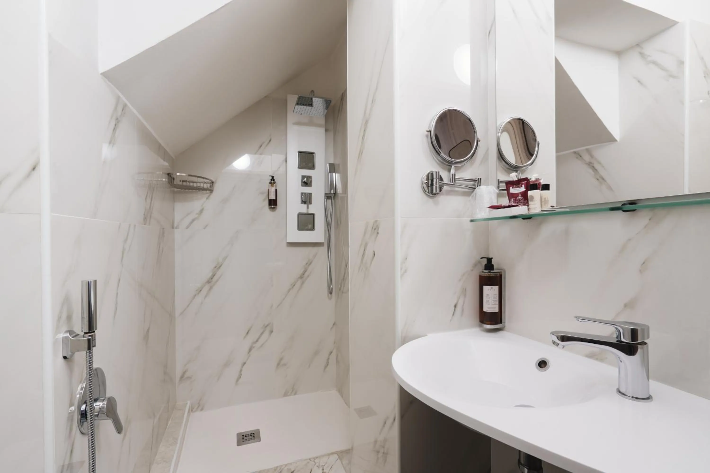 Shower in Hotel Centro Cavour Roma