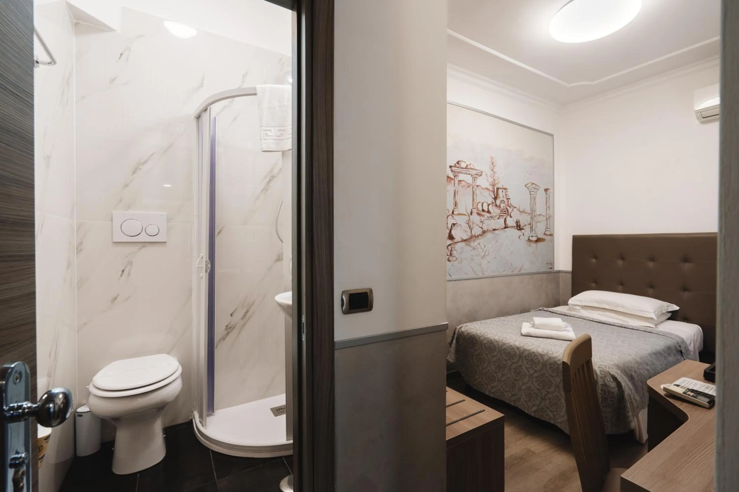 Shower in Hotel Centro Cavour Roma