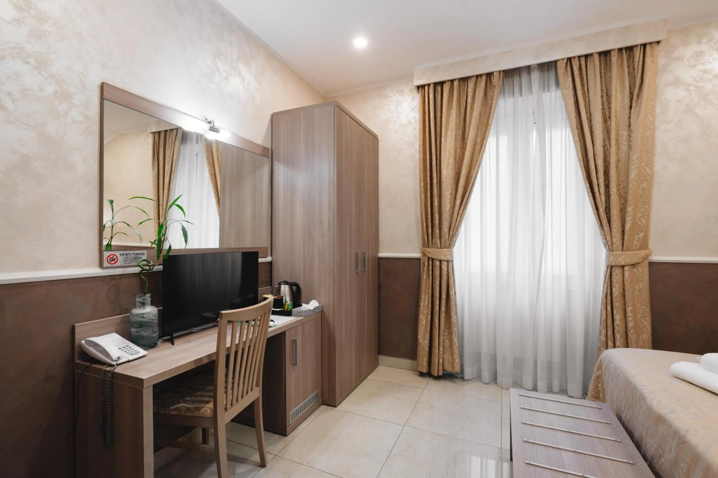 Photo of the whole room, Bed in Hotel Centro Cavour Roma