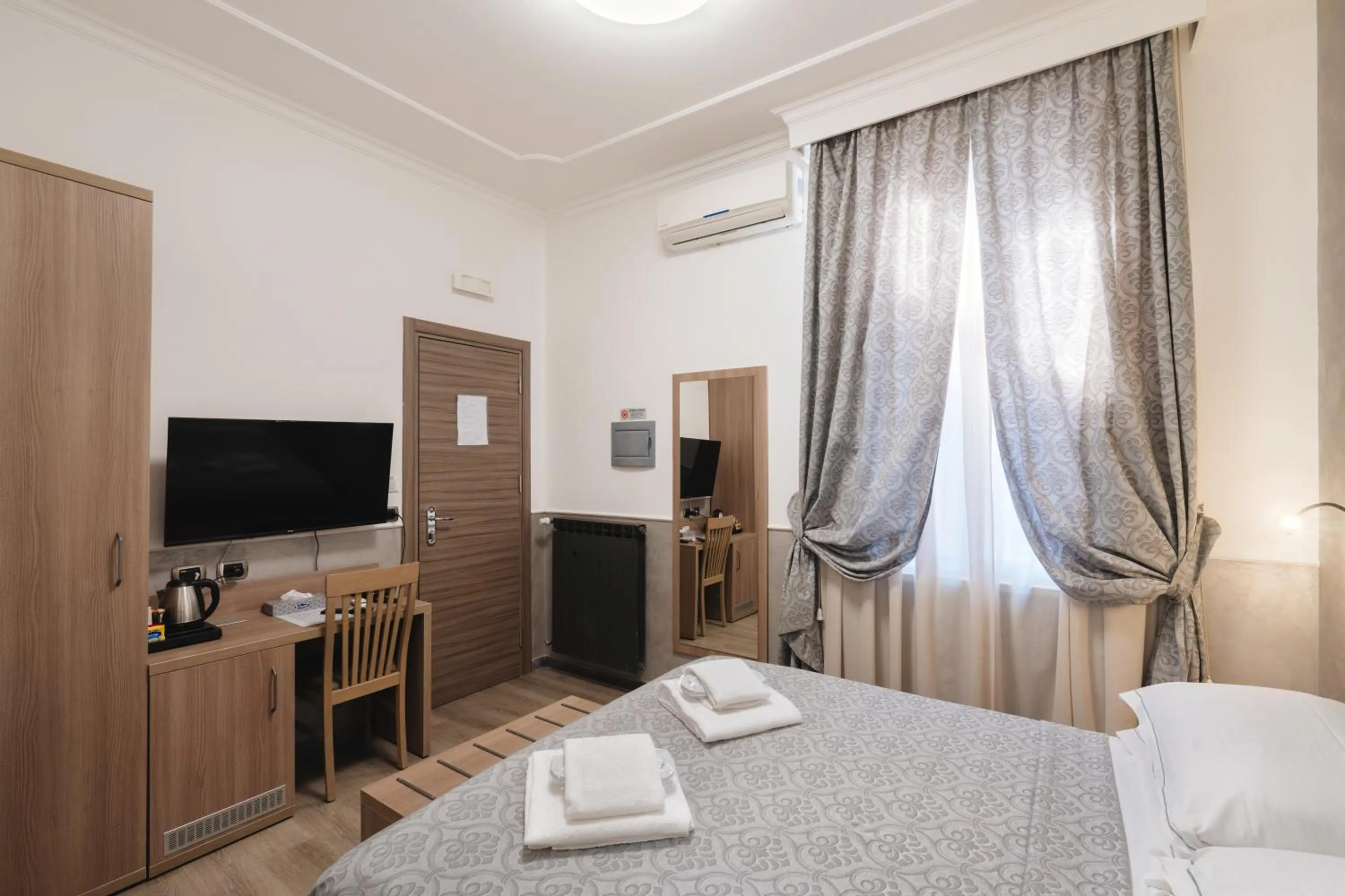 Photo of the whole room, Bed in Hotel Centro Cavour Roma