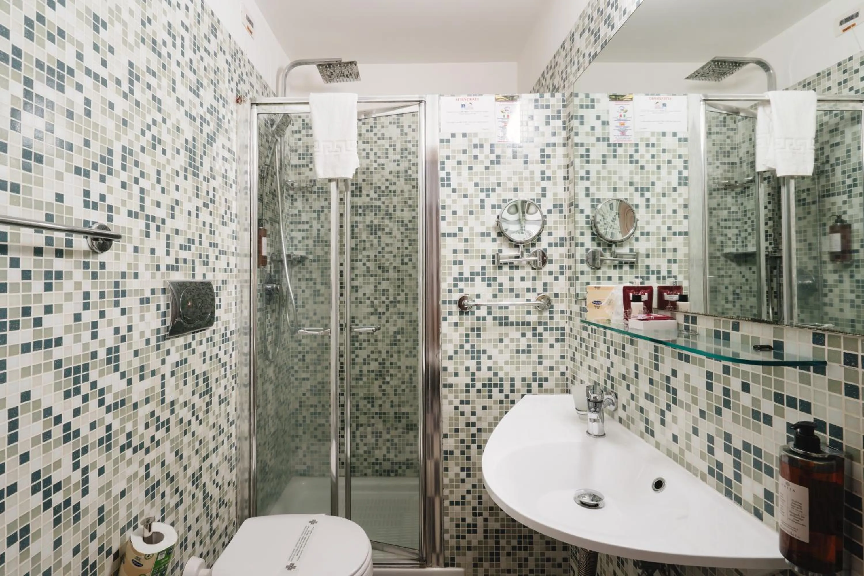 Shower in Hotel Centro Cavour Roma