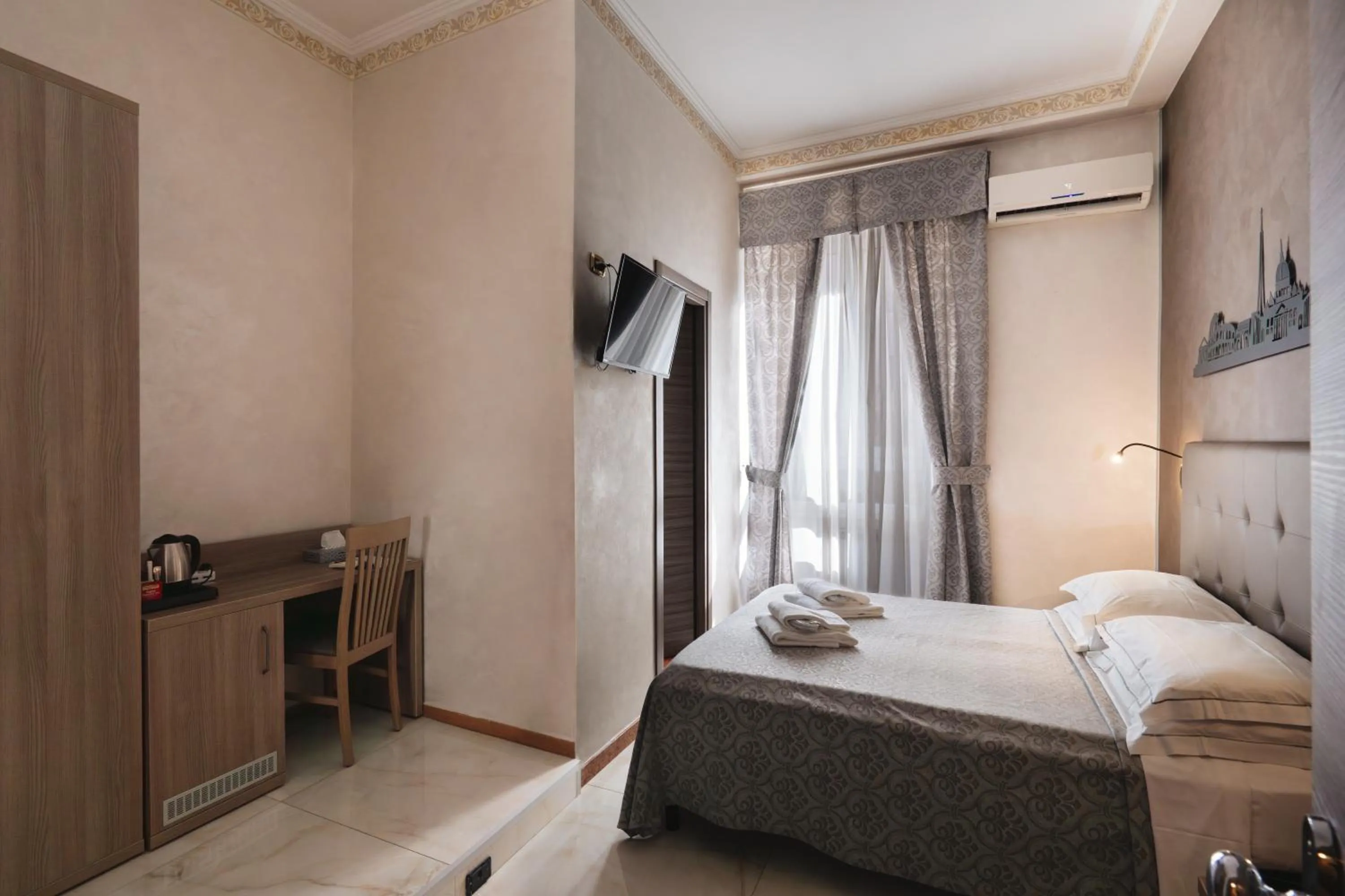 Photo of the whole room, Bed in Hotel Centro Cavour Roma