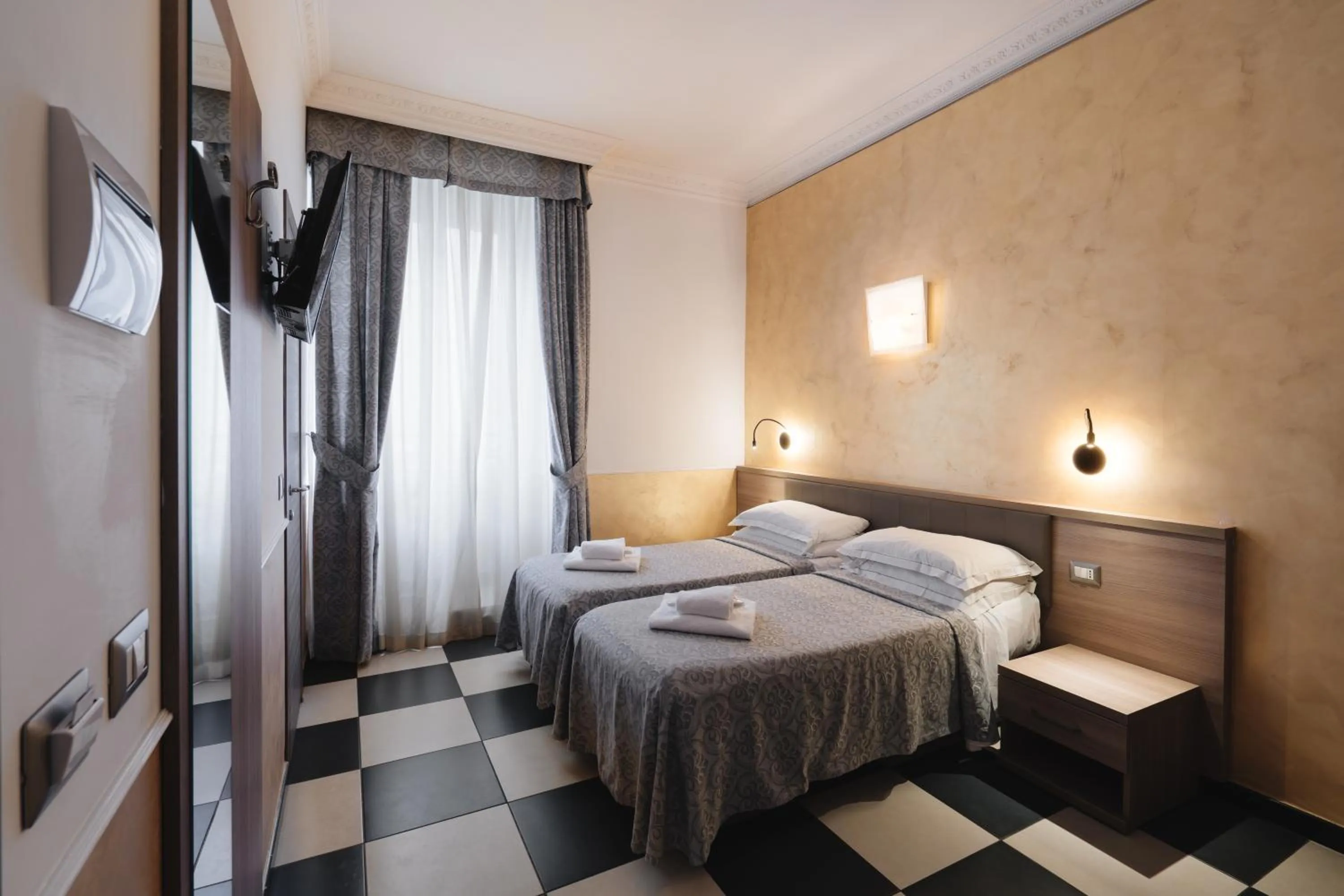 Photo of the whole room, Bed in Hotel Centro Cavour Roma