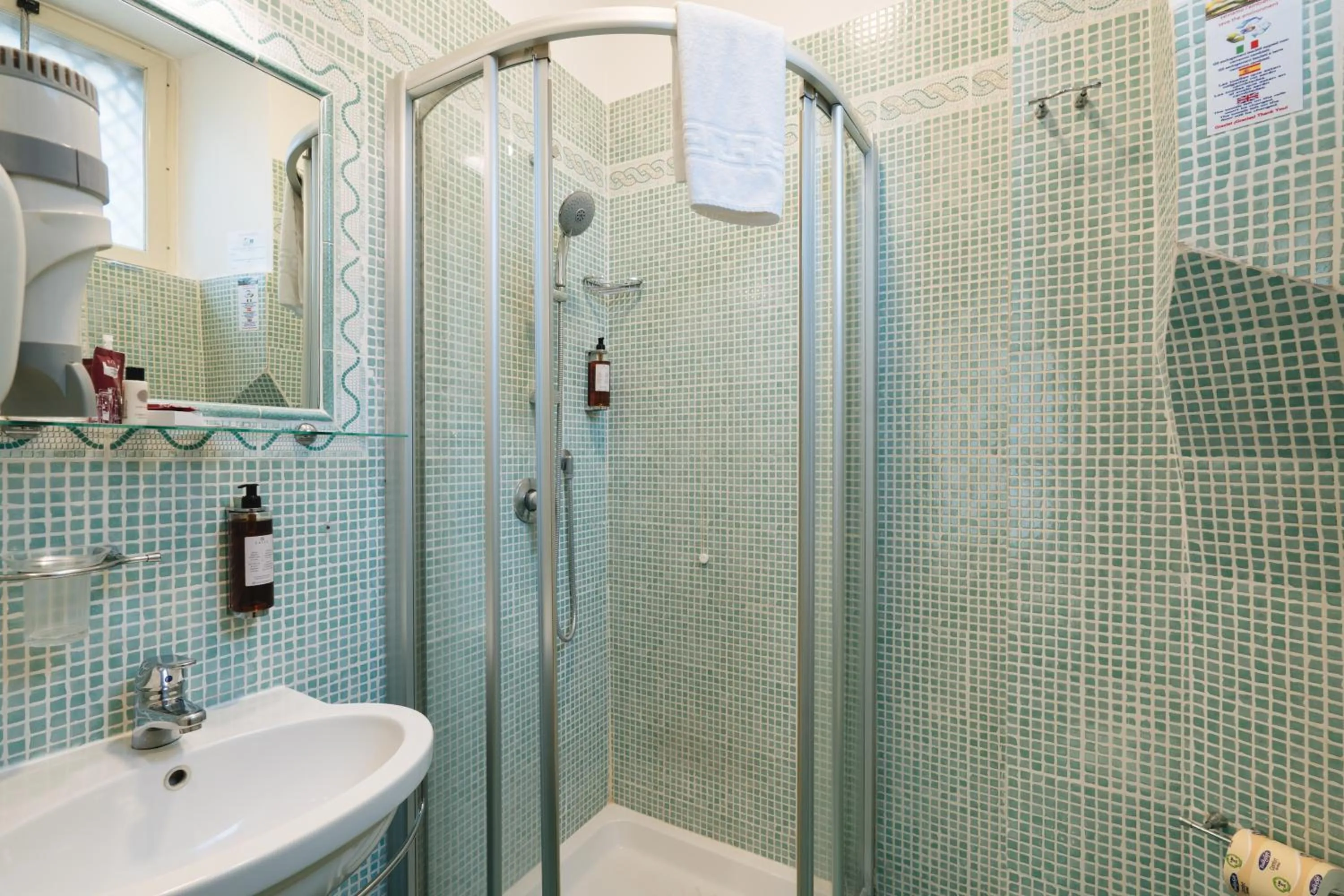 Shower in Hotel Centro Cavour Roma
