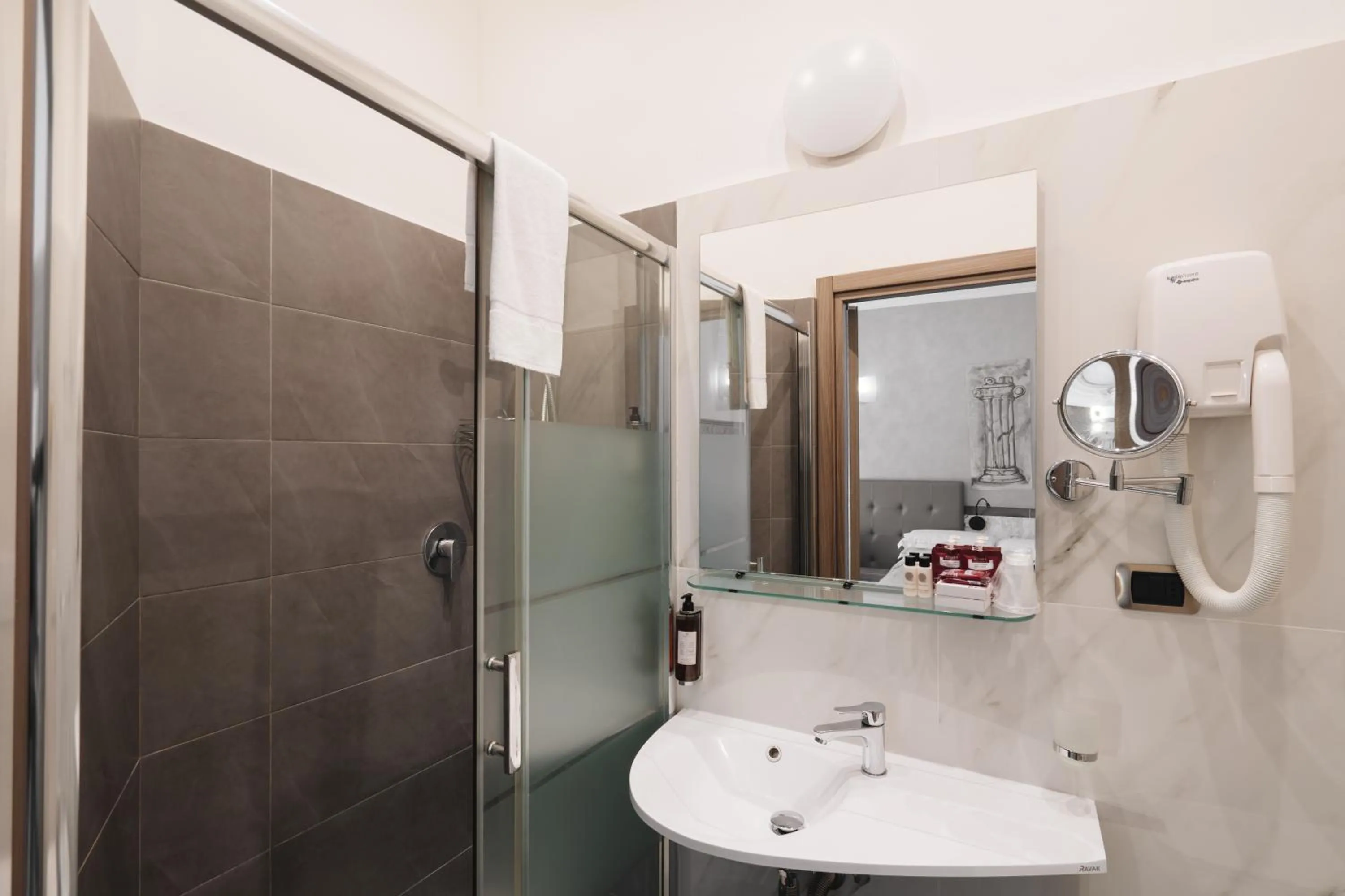 Shower in Hotel Centro Cavour Roma