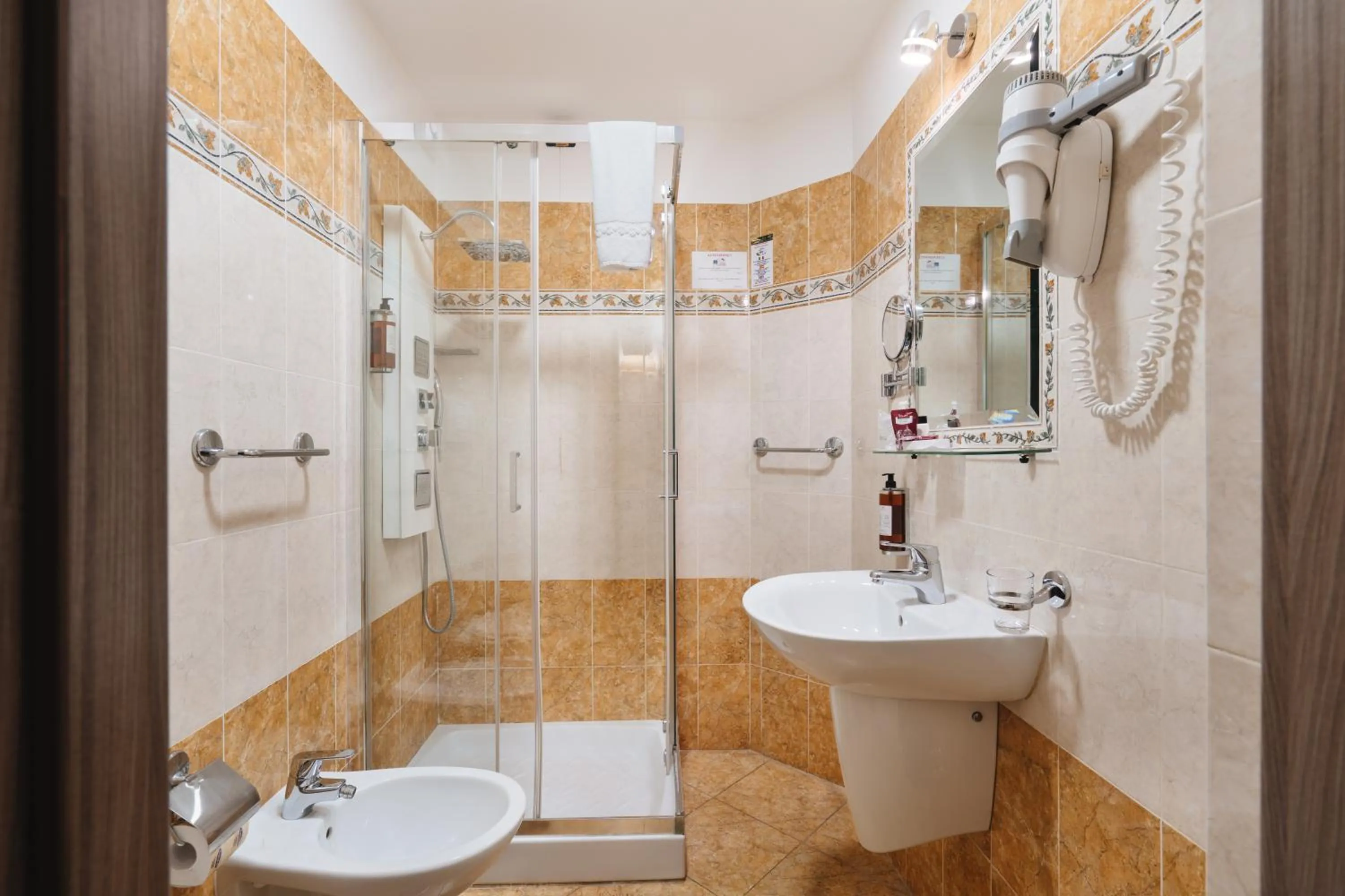 Shower in Hotel Centro Cavour Roma