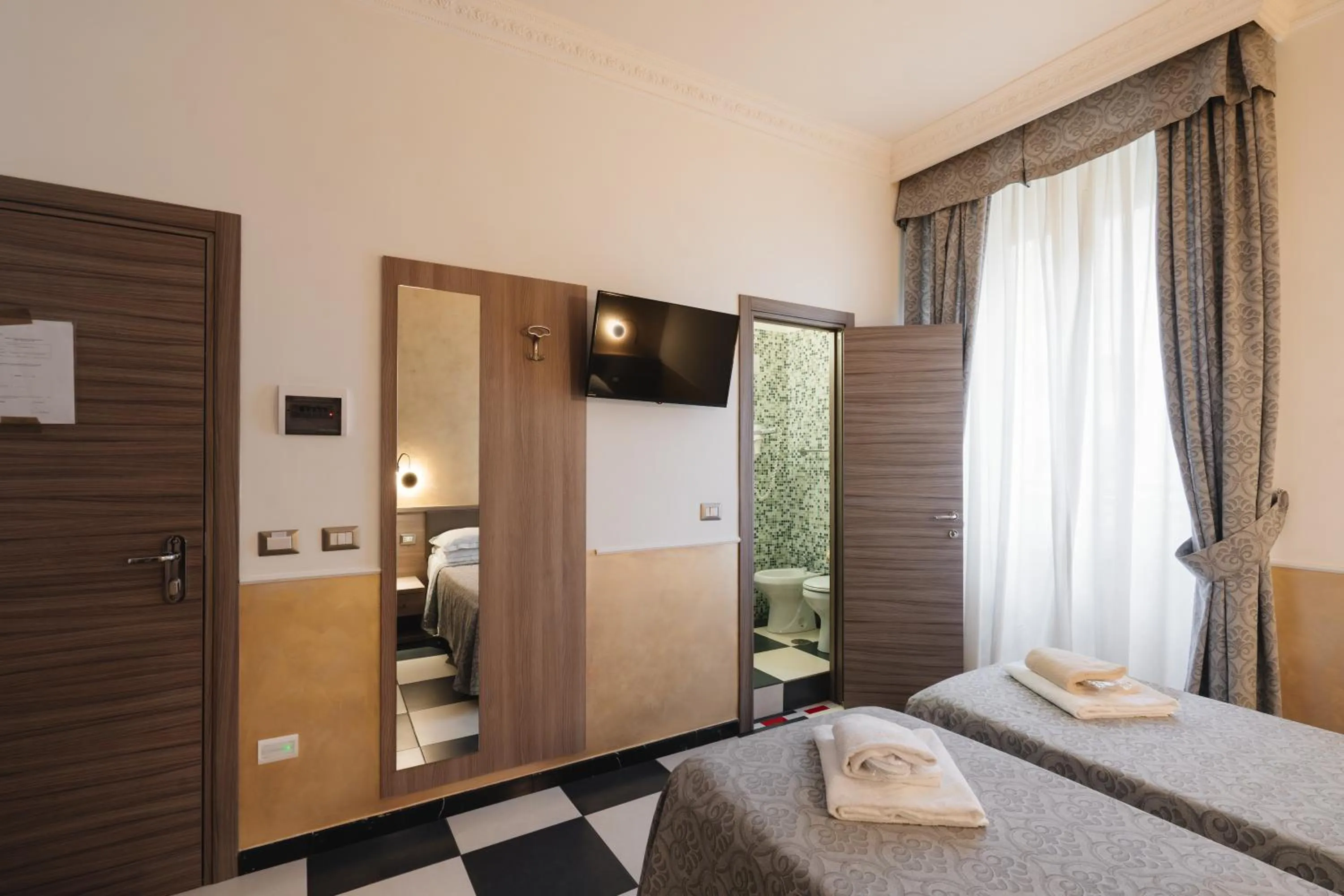 Photo of the whole room, Bed in Hotel Centro Cavour Roma