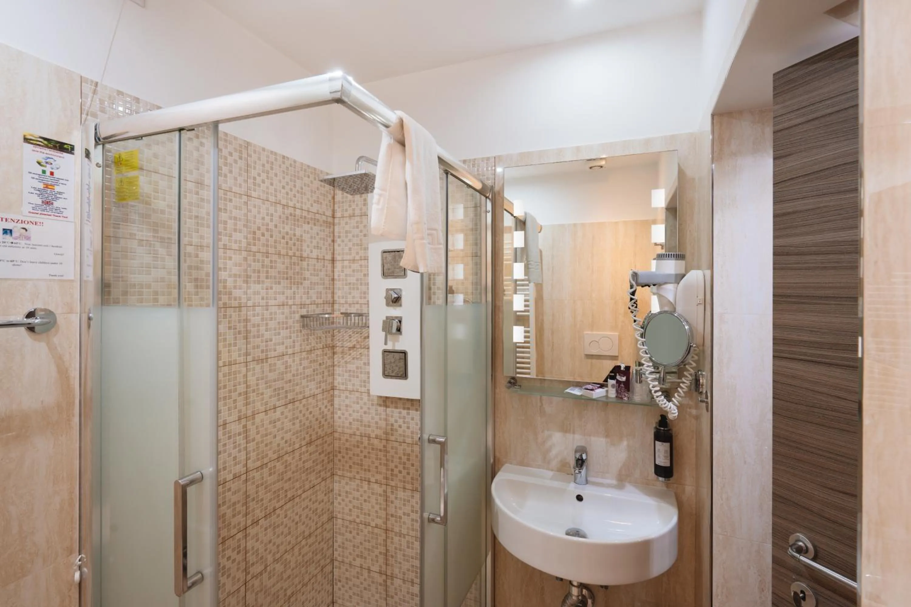 Shower in Hotel Centro Cavour Roma