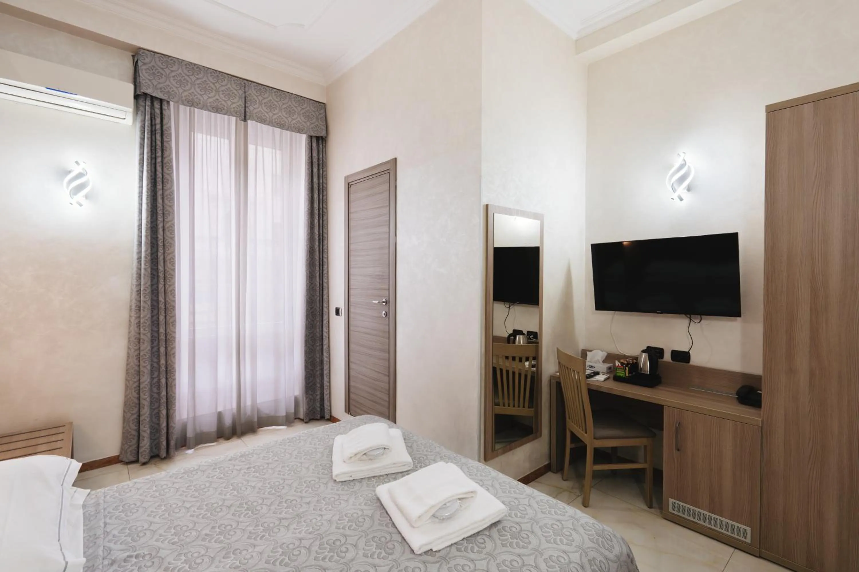 Bedroom, Bed in Hotel Centro Cavour Roma