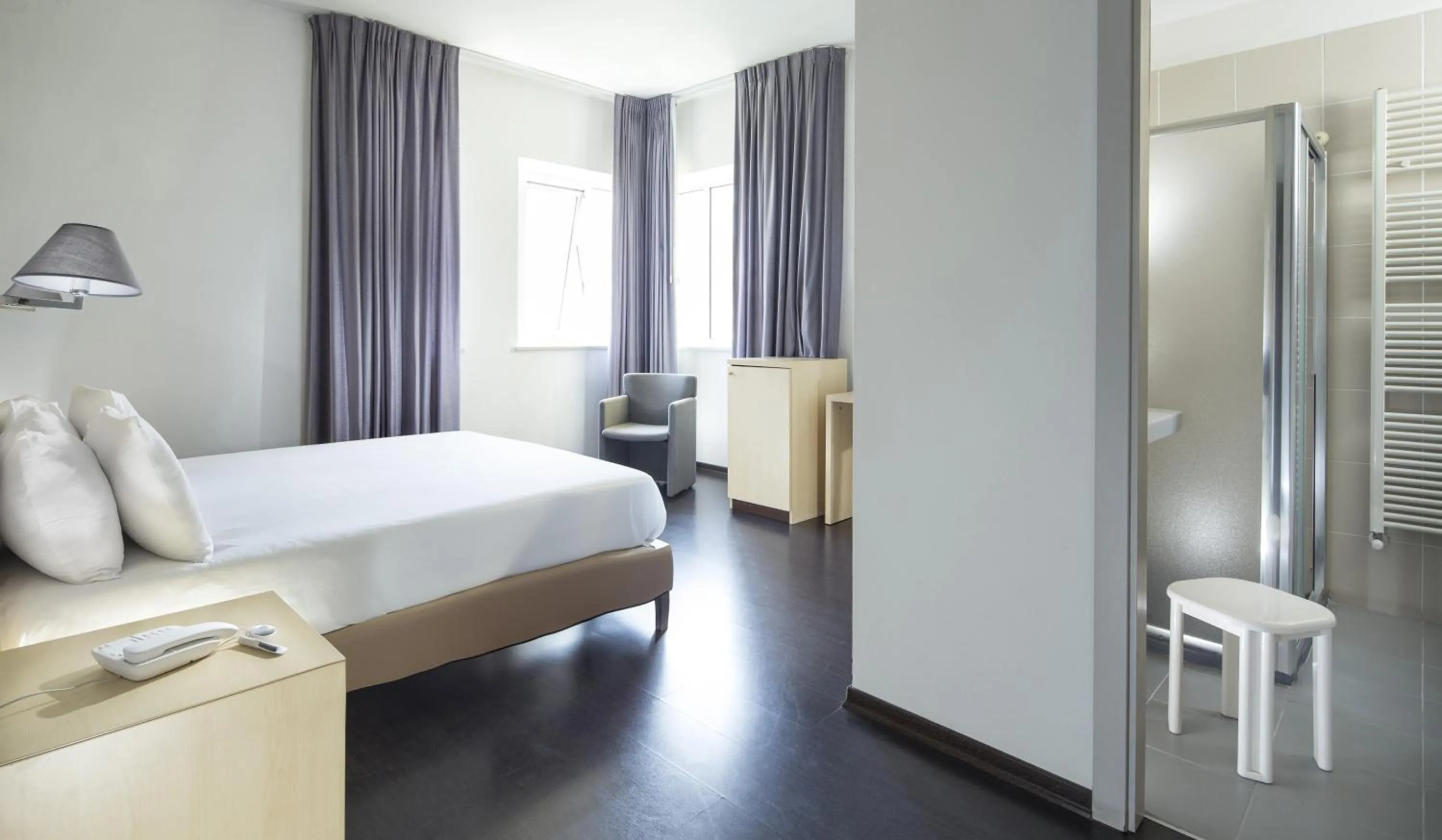 Photo of the whole room, Bed in Club Meeting Hotel