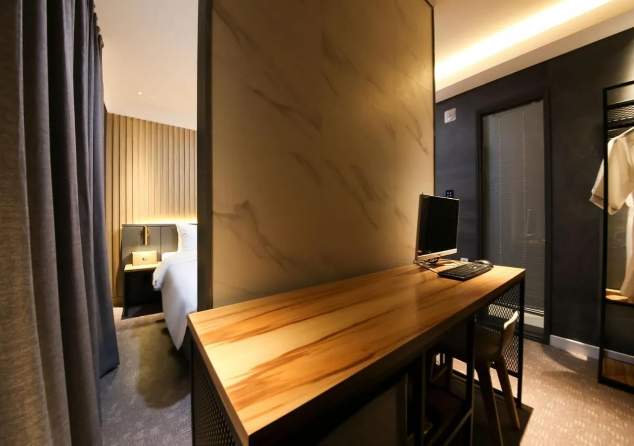 TV and multimedia in West In Hotel Yeosu