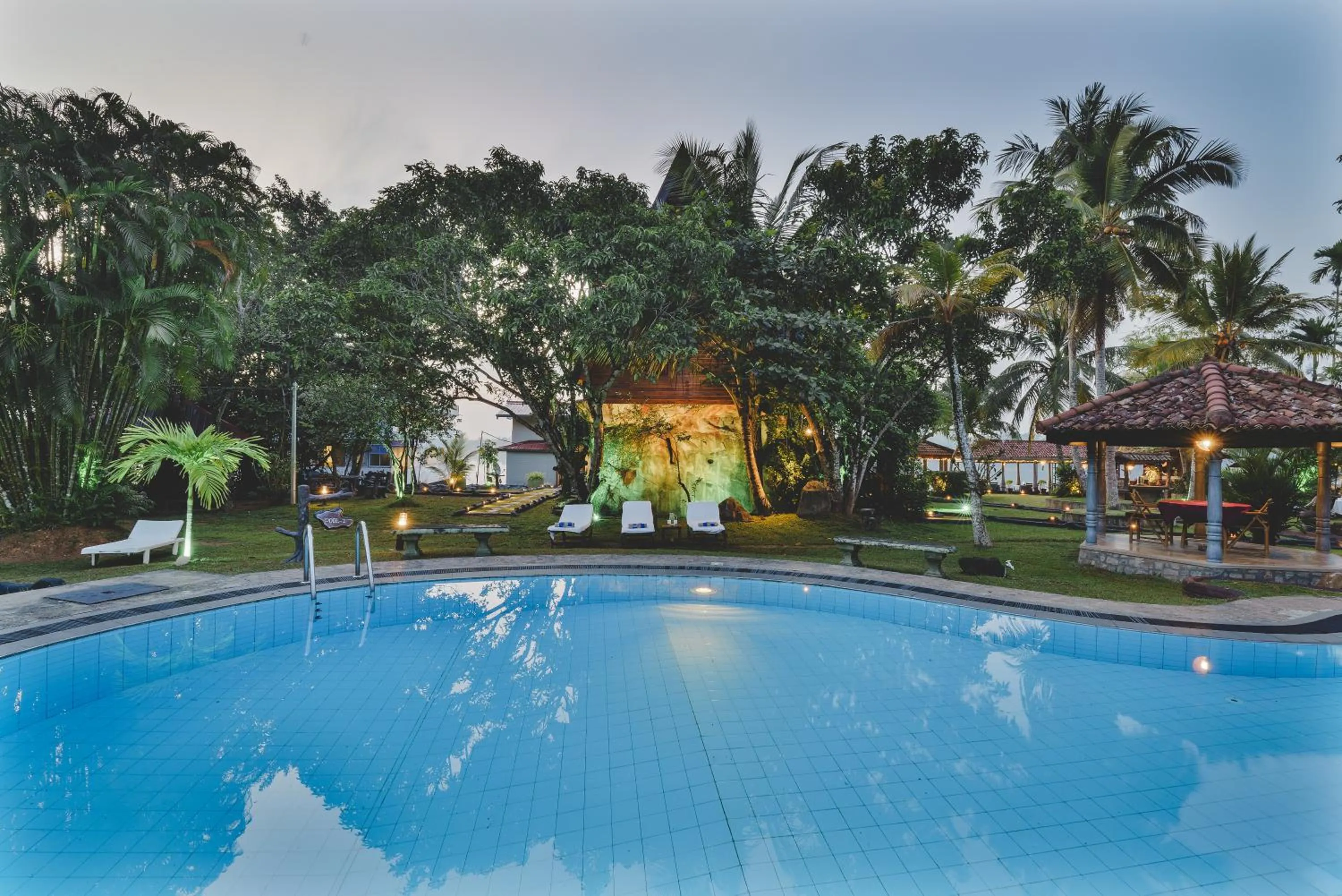 Swimming pool in River View Villas