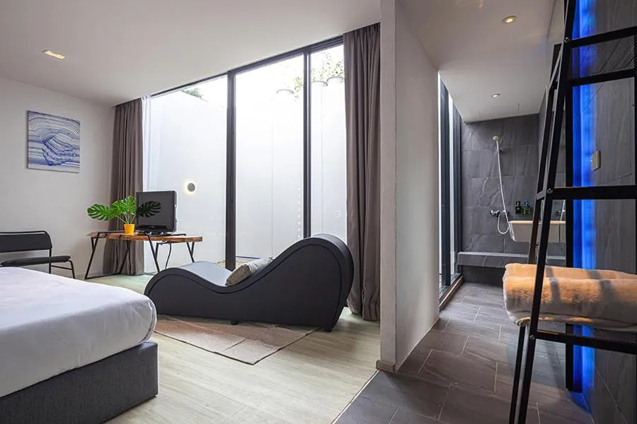 Seating area, Bed in INNLUXPHUKET