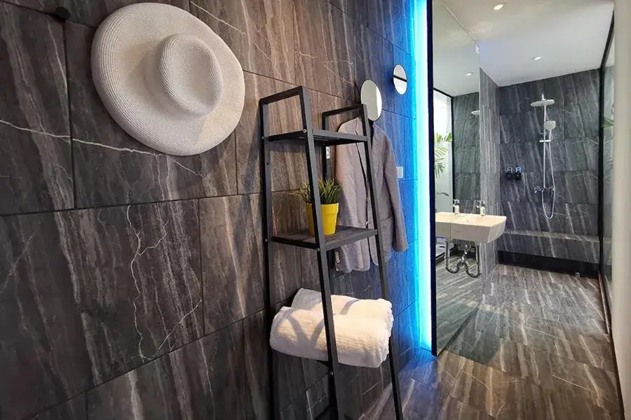 Deluxe Double Room with Bath in INNLUXPHUKET Deluxe Double Room with Bath in INNLUXPHUKET