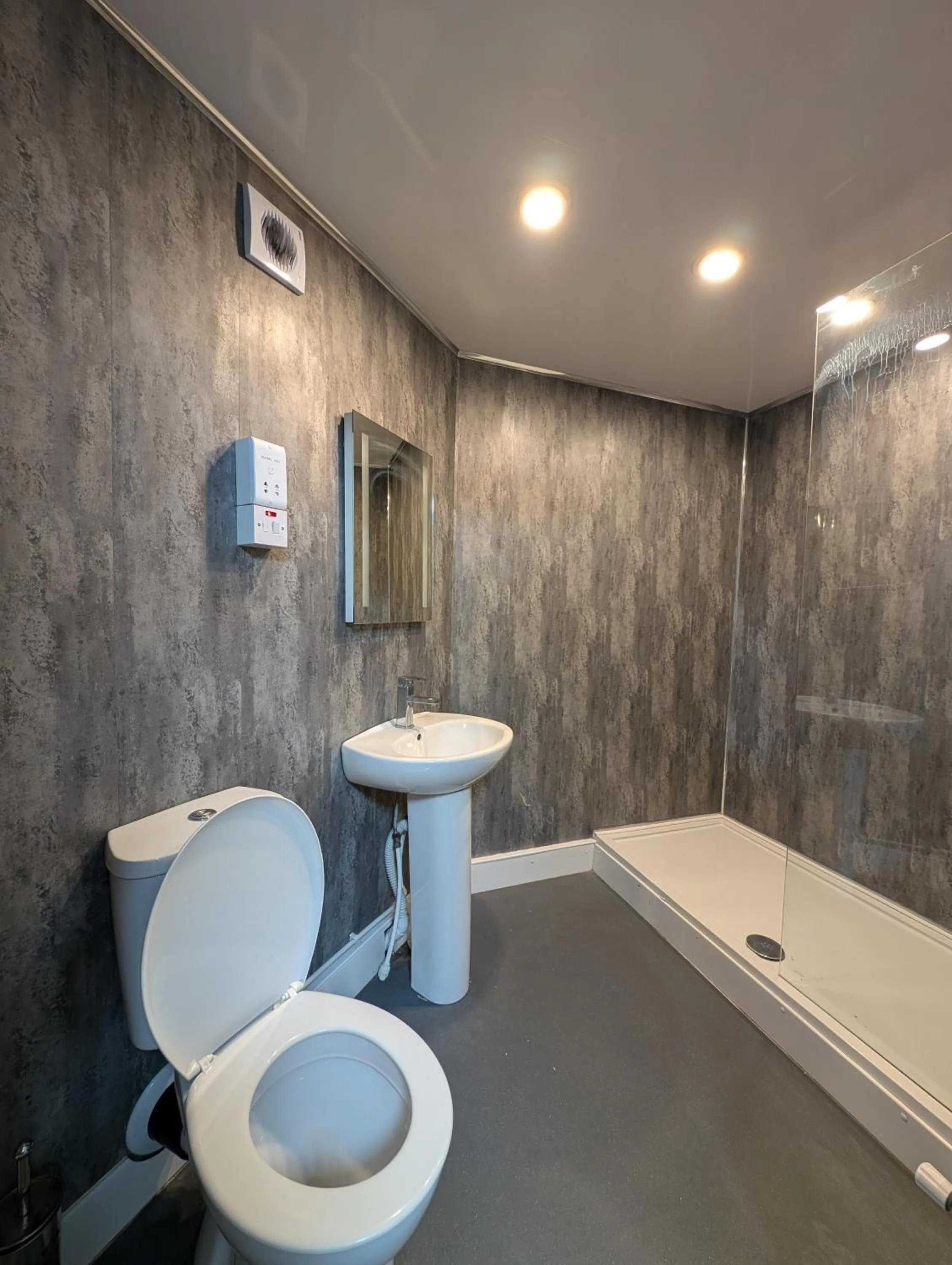 Toilet in Hotel Express Newcastle Gateshead