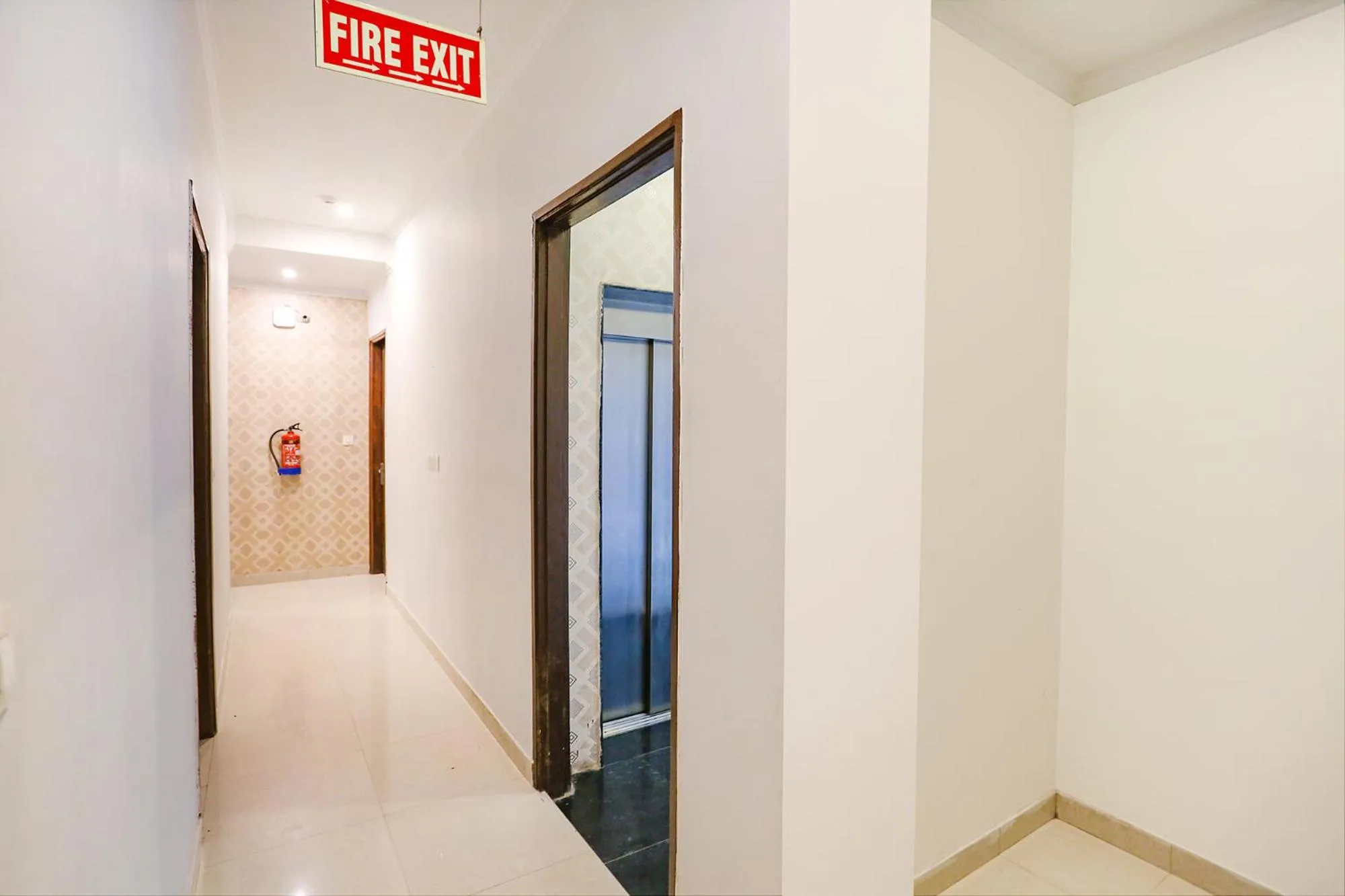 Lobby or reception in FabExpress Novel Suites - Nr Yashobhoomi Convention Centre