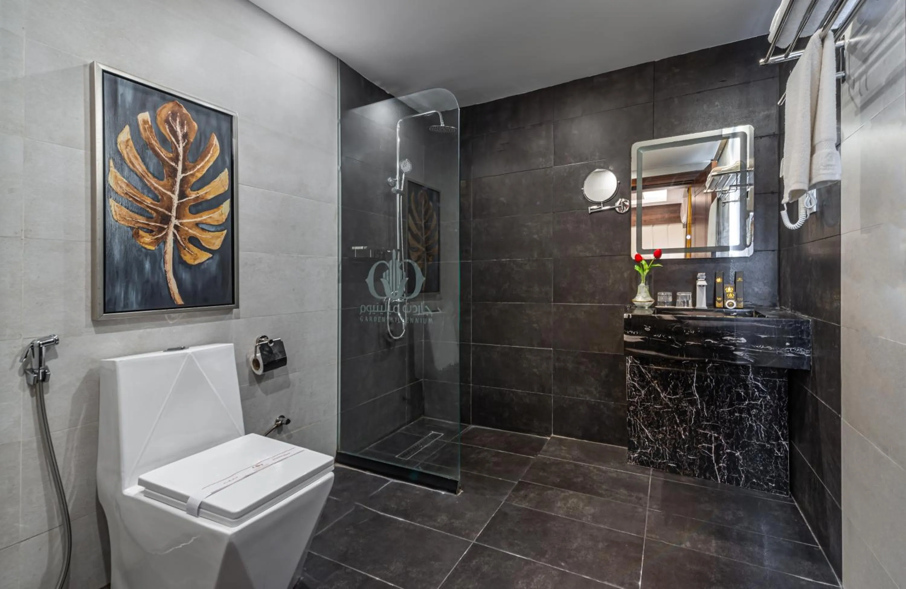 Shower in Garden Millennium Hotel