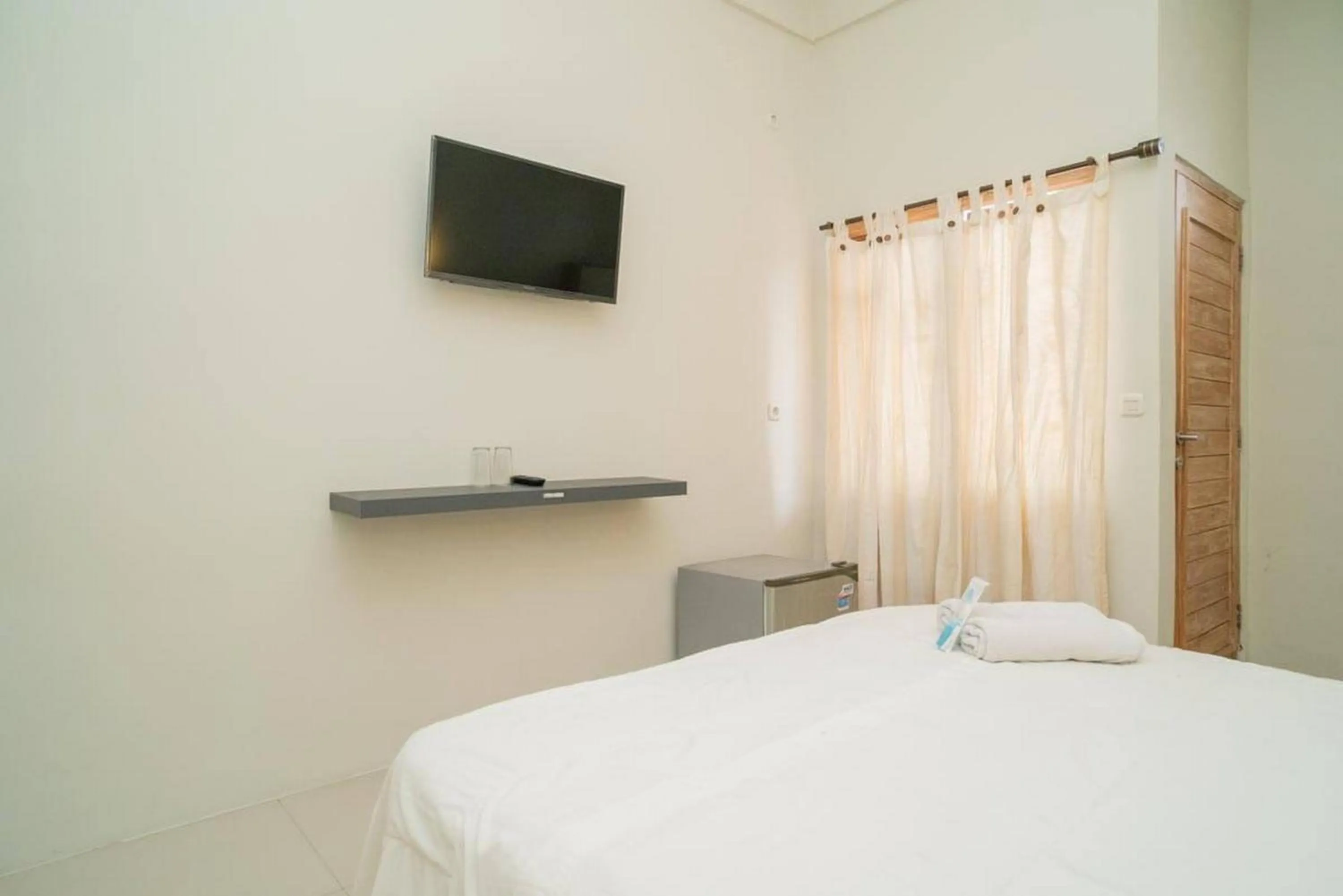 Bedroom, Bed in Urbanview Hotel Wayan Mansion