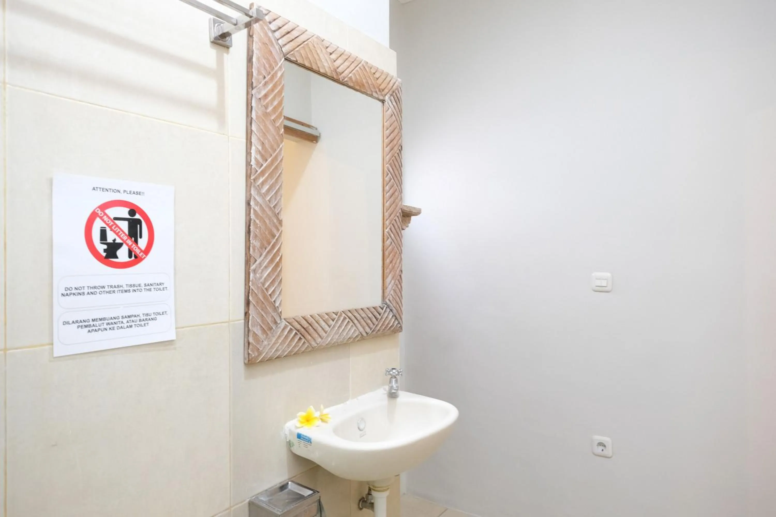 Bathroom in Urbanview Hotel Wayan Mansion