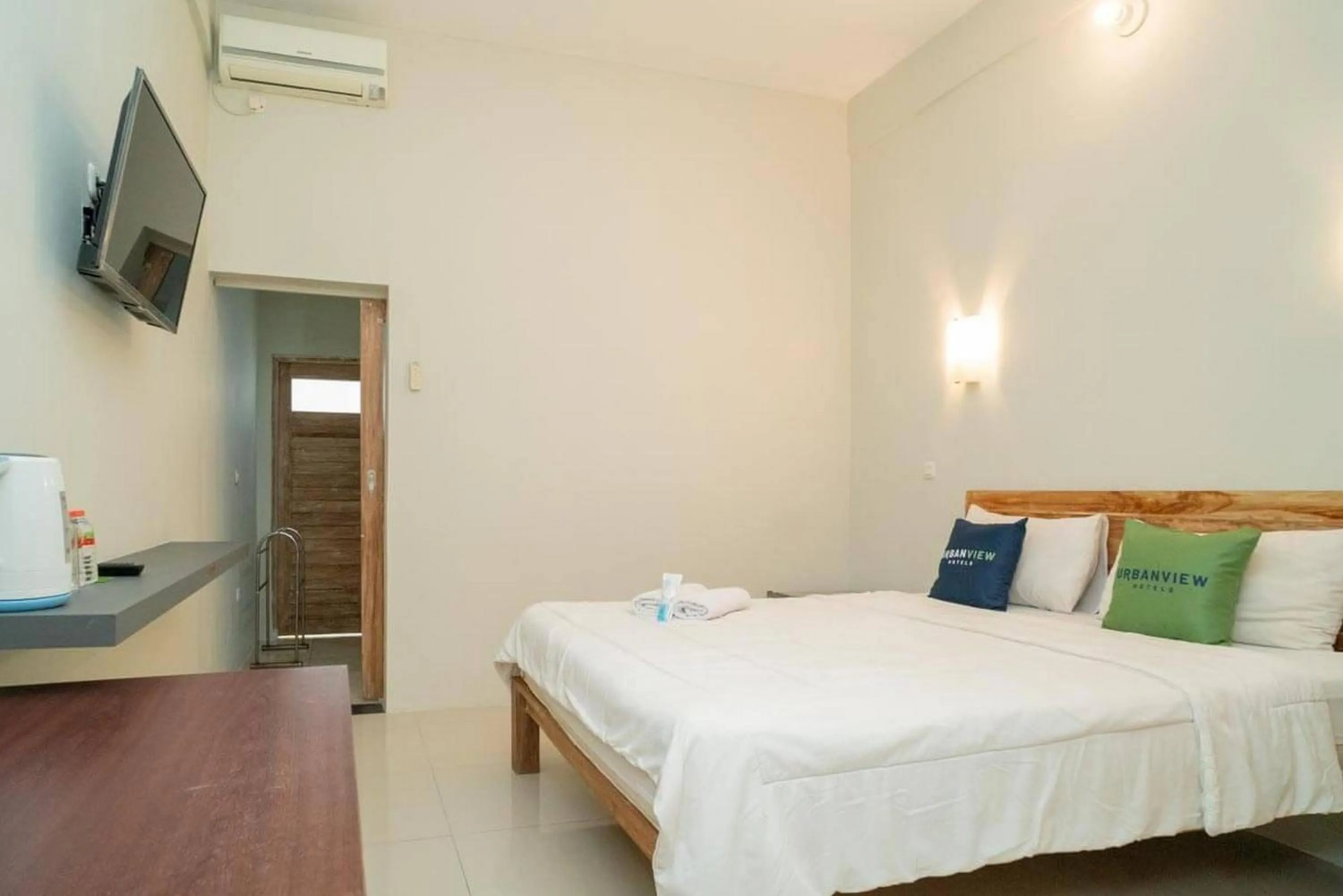 Bedroom, Bed in Urbanview Hotel Wayan Mansion