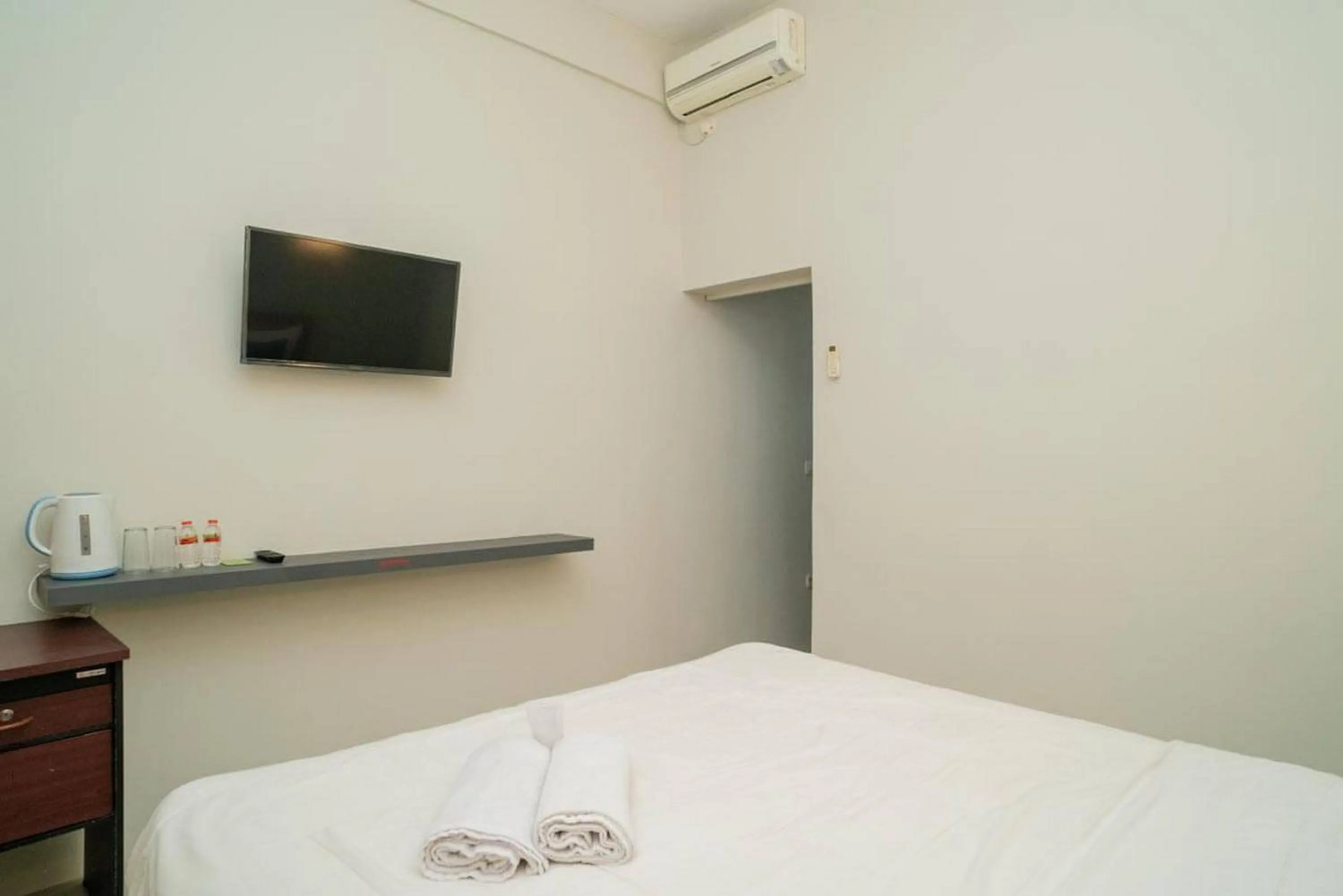 Bedroom, Bed in Urbanview Hotel Wayan Mansion