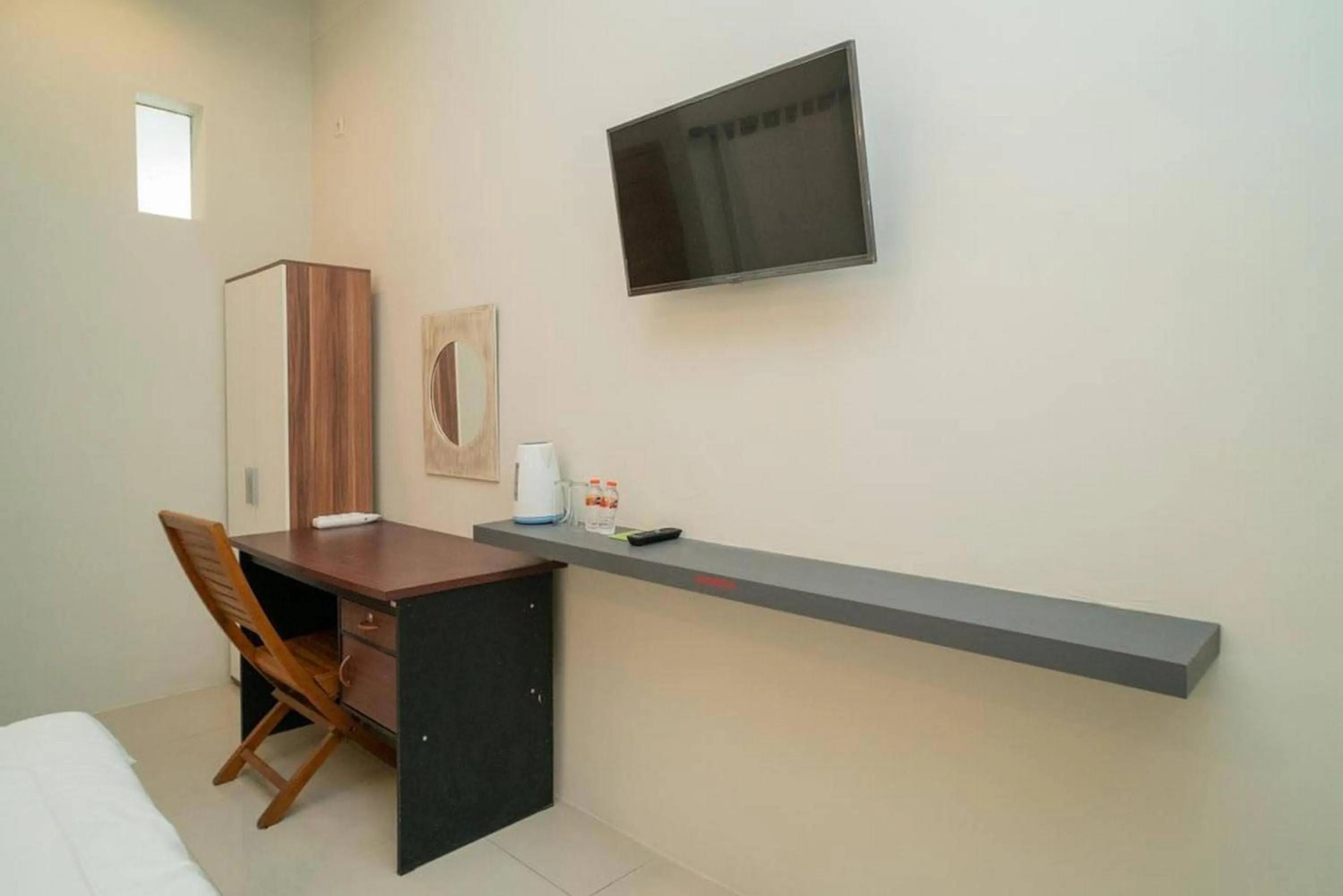 TV and multimedia in Urbanview Hotel Wayan Mansion