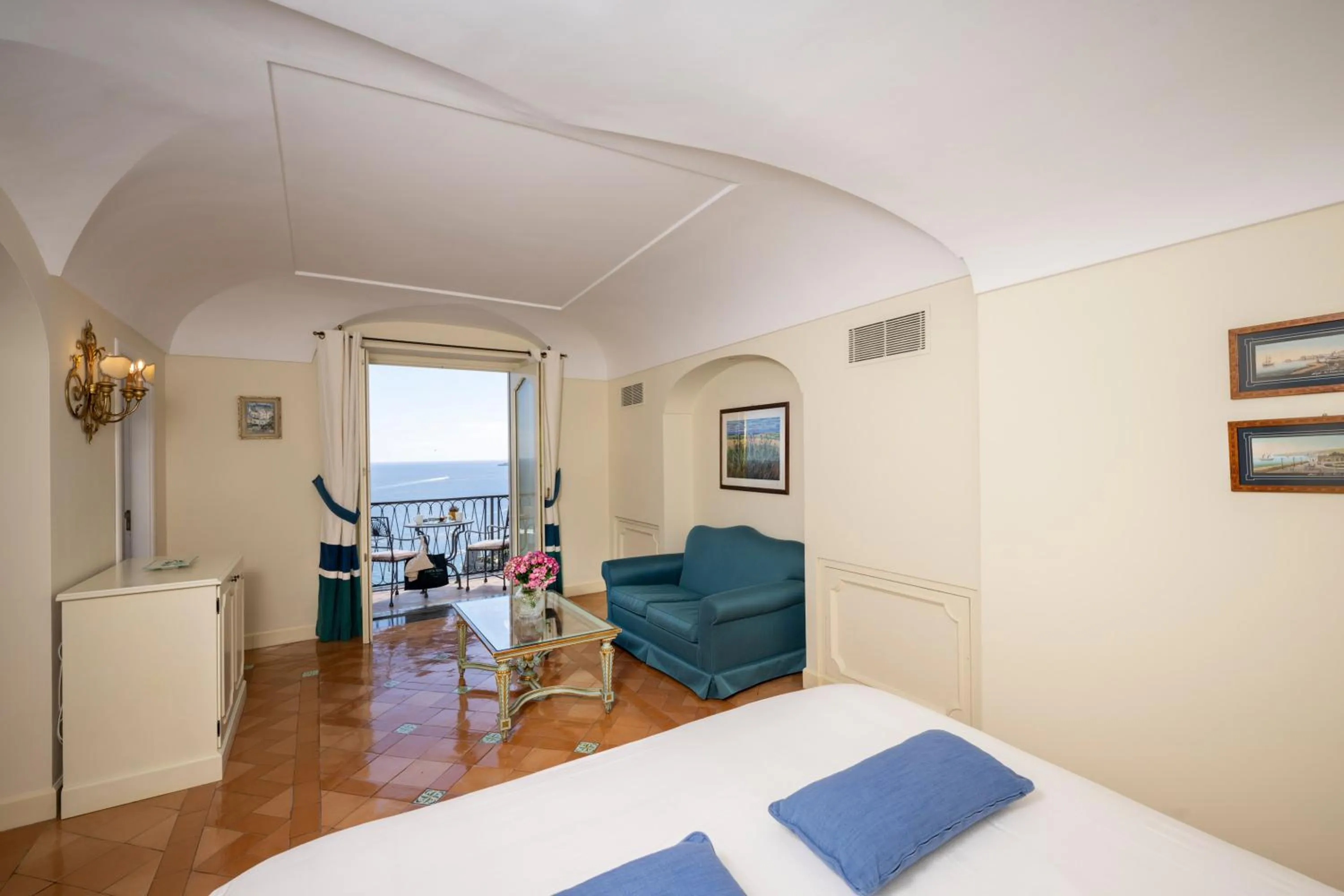 Living room, Bed in Hotel Punta Regina