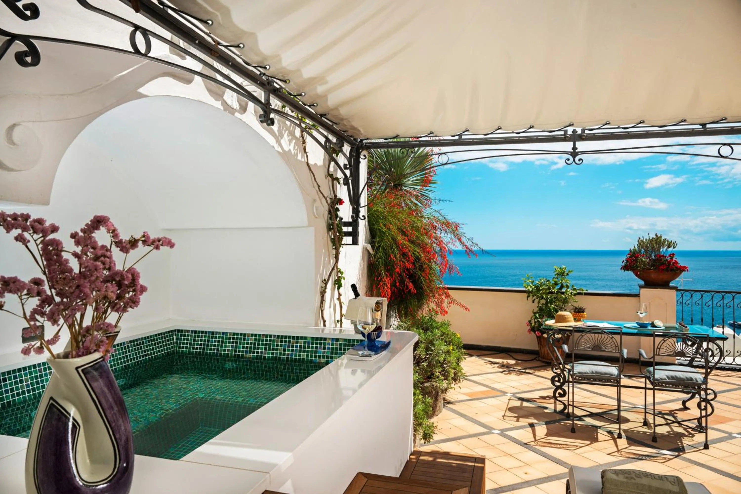 Patio in Hotel Punta Regina