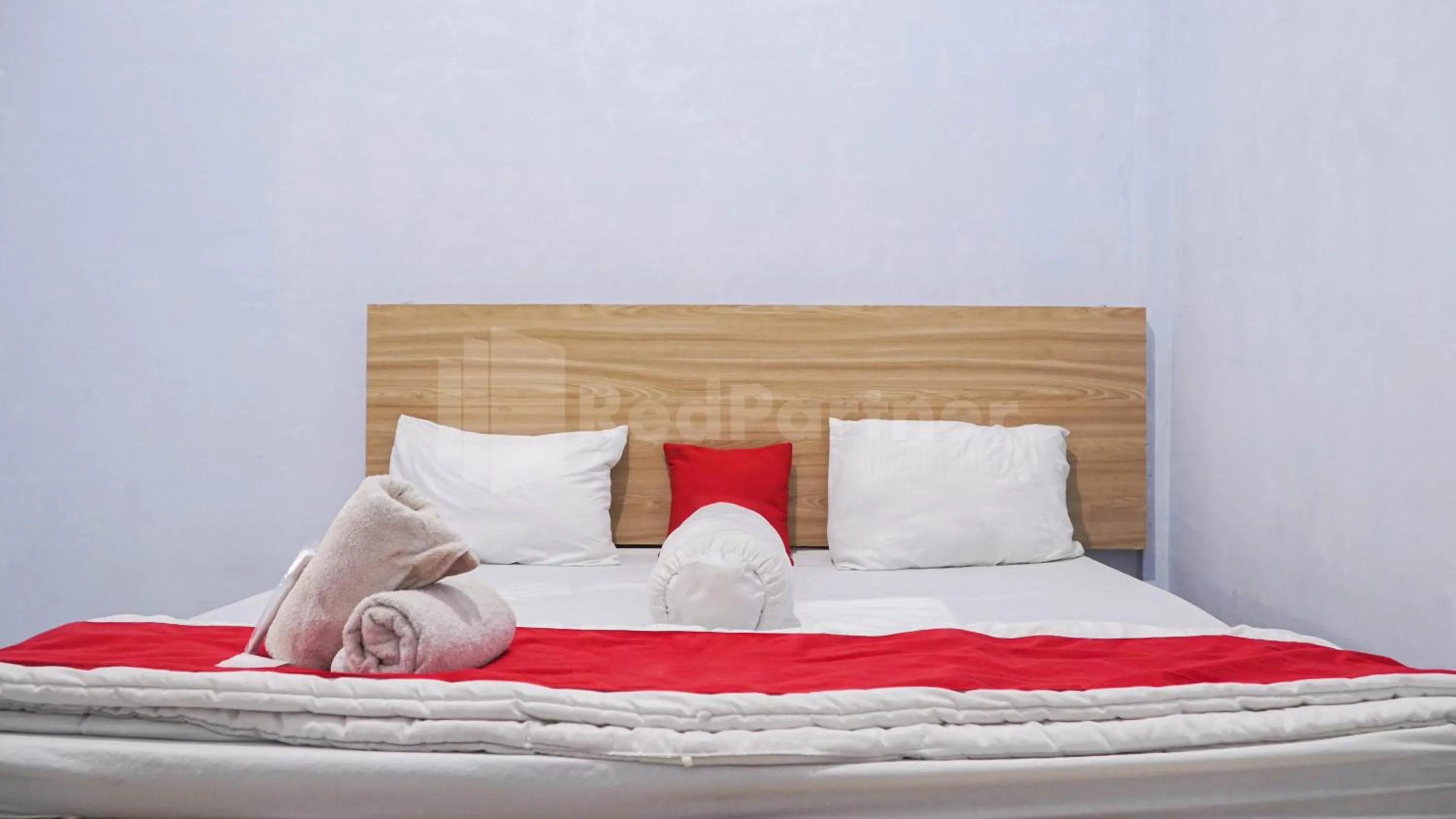 Bedroom, Bed in The Karo's Residence Mitra RedDoorz