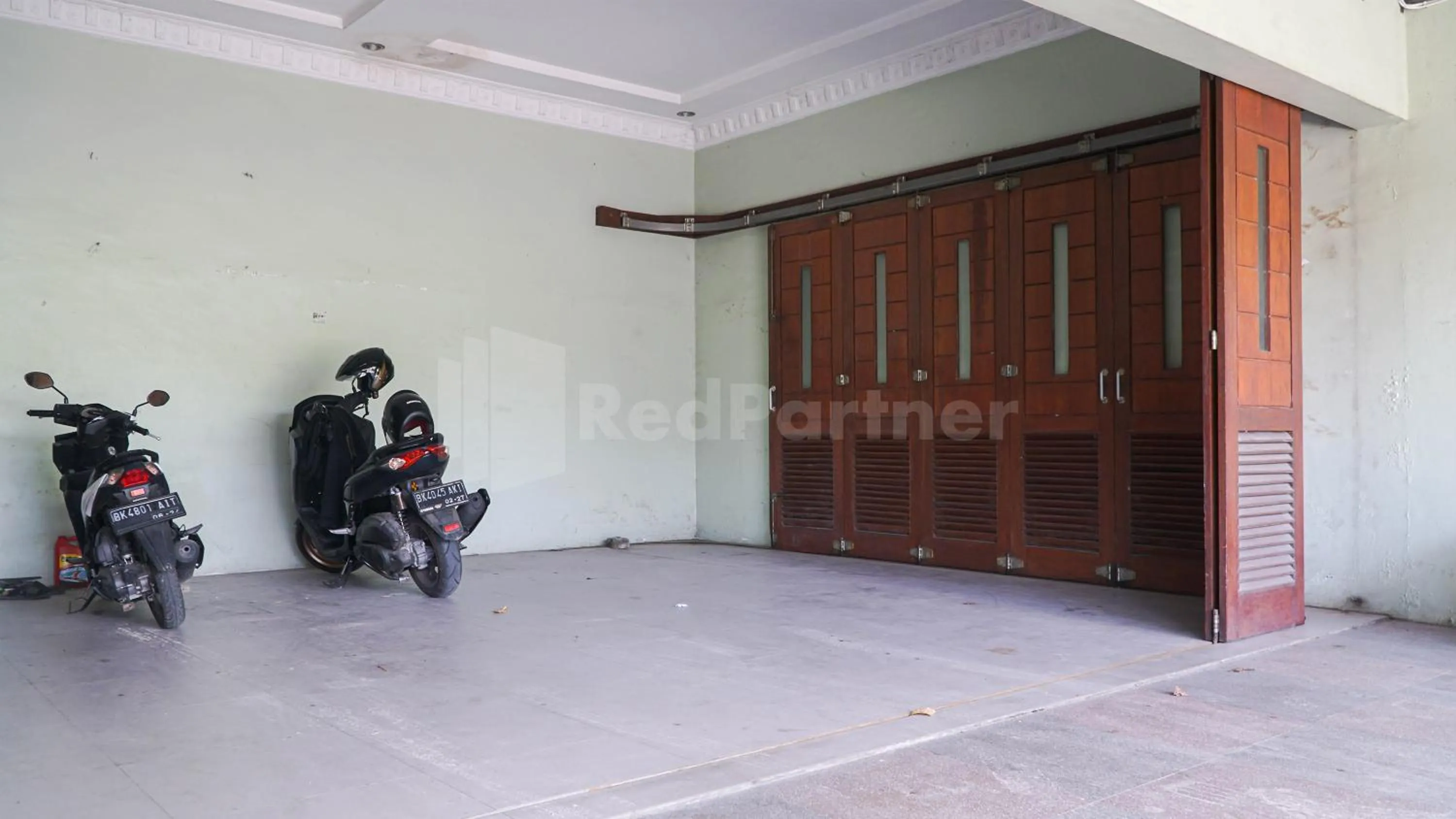 Parking in The Karo's Residence Mitra RedDoorz