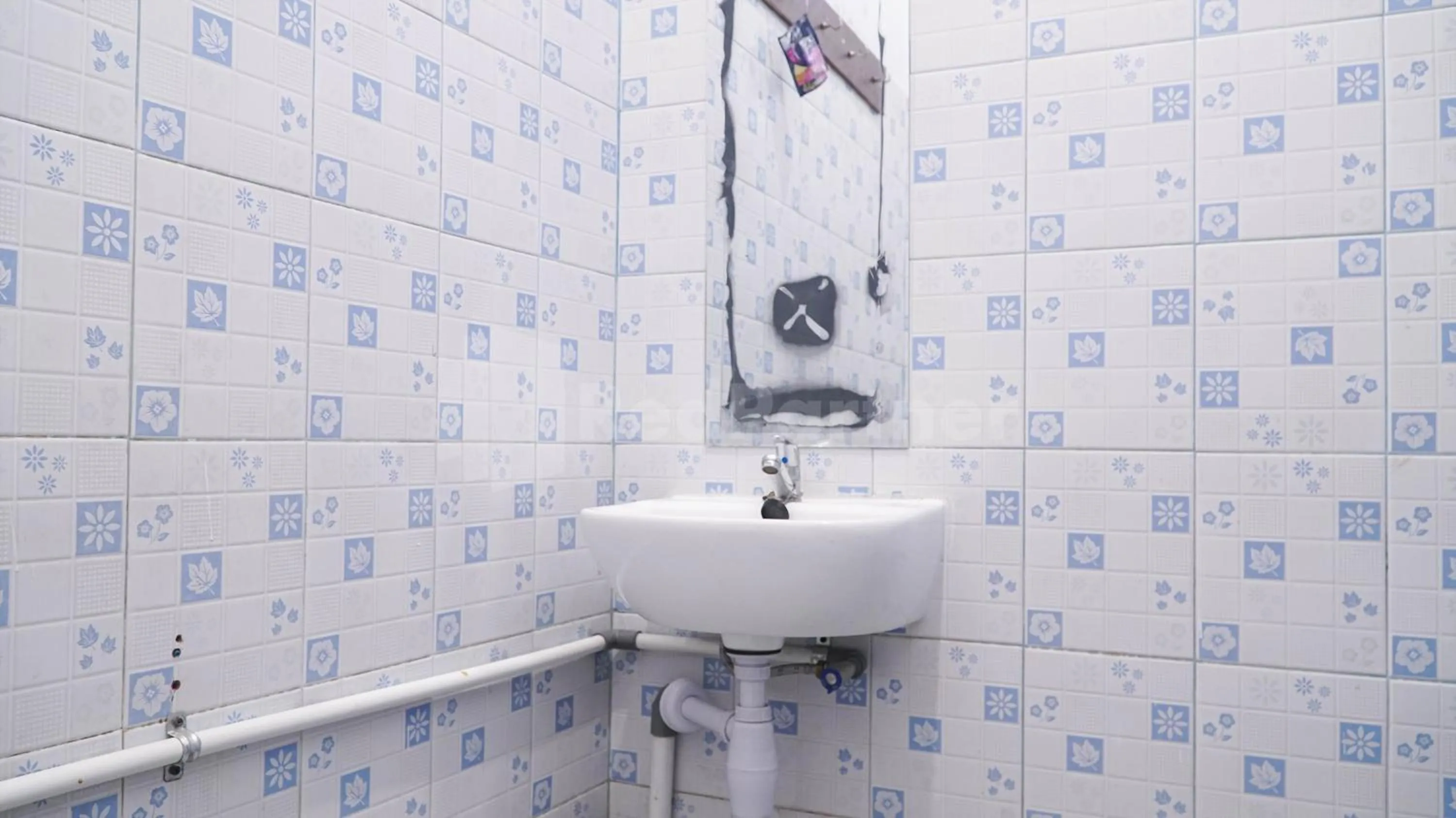 Bathroom in The Karo's Residence Mitra RedDoorz